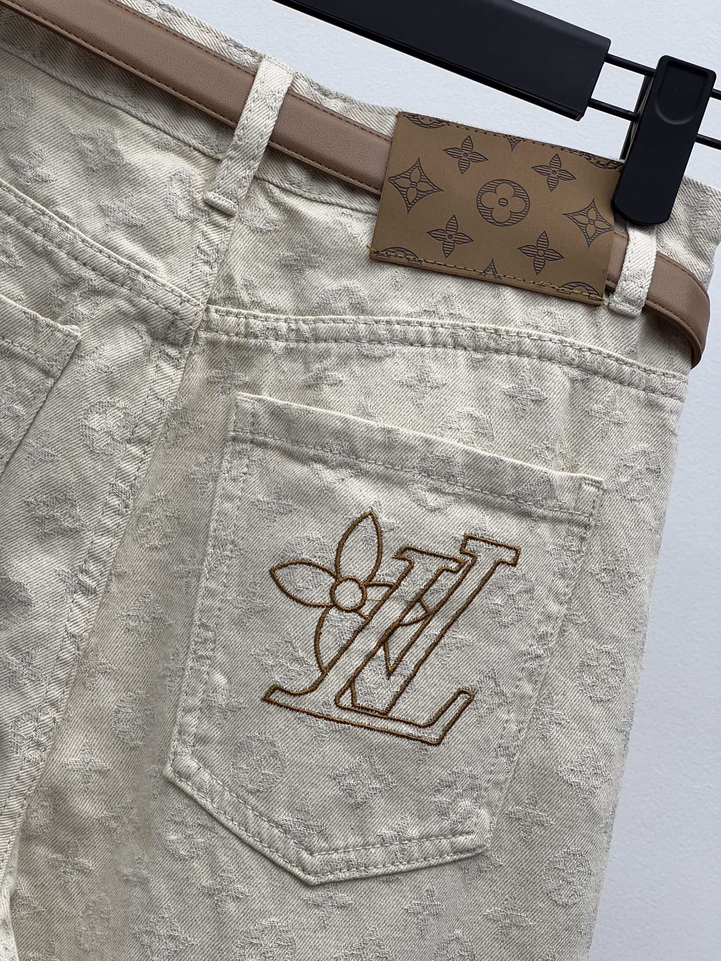 Louis vuitto*提花logo牛仔裤
重工提花logo腰带牛仔裤
高腰直筒版型 配有腰带收腰
恰
