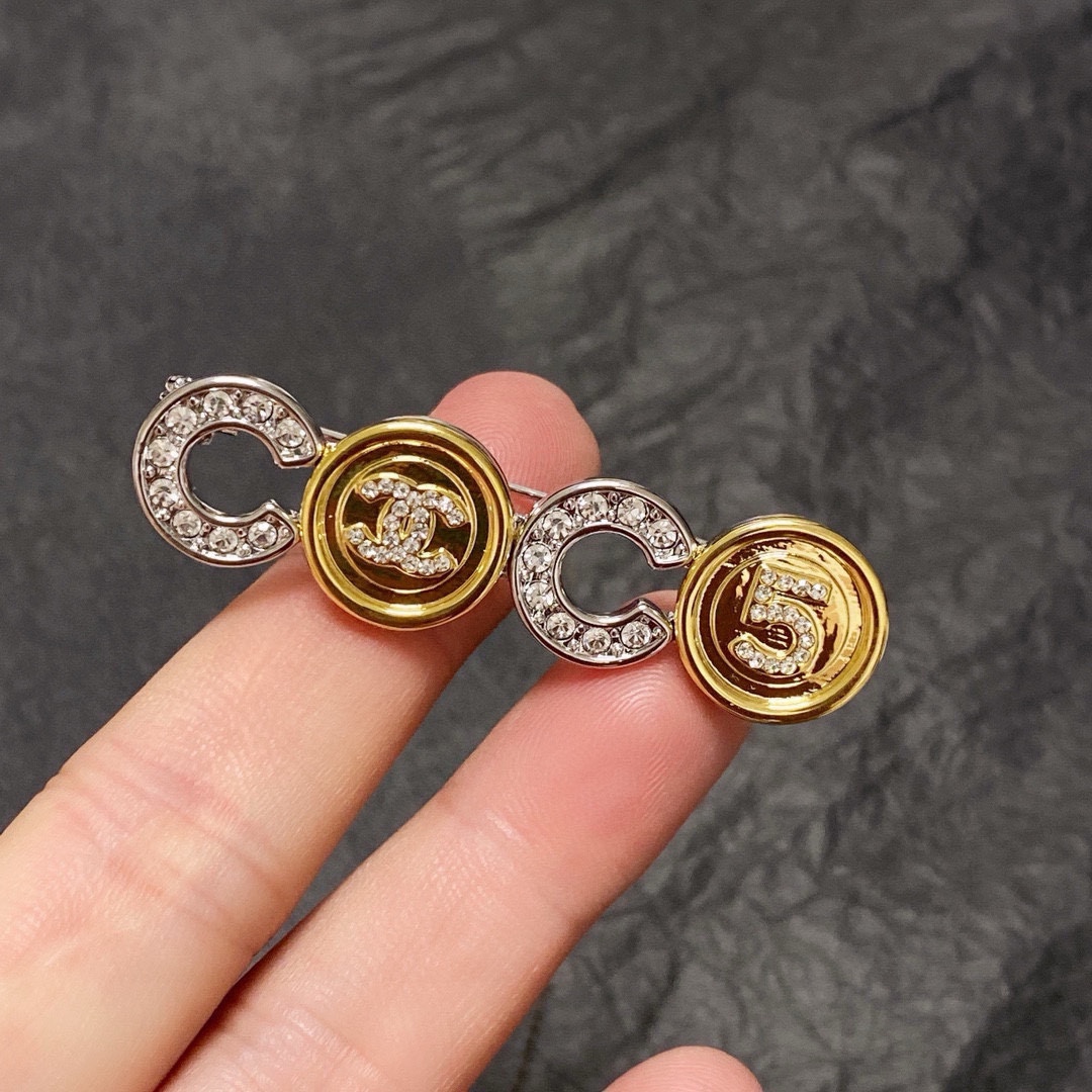 NO:111236,CHANEL Xiaoxiang The new style of the counter is the jewelry that understands women the most. Women who devote all their efforts to be themselves often cherish the meaning of the brooch more. Ms. Chanel pins the brooch on the hat and tells those fashionable ladies who imitate her [breast is very practical, it can be pinned on the suit collar, pocket, hat, belt or evening dress, jewelry quality, chanel, chanel, business suit, brooch, breastpin, hats19860909CHANEL小香 专柜新款同步上新香奈儿胸针,是最懂女人的饰物.那些倾注了全部心血去做自己的女人,往往更珍惜胸针的意义.香奈儿女士把胸针别在帽子上,并告诉那些模仿她的时髦女士们[胸针可是非常实用,它可以别在西装领上、口袋上、帽子上、腰带上或者是晚礼服上,饰品精品,chanel,chanel,business suit,brooch，breastpin,hats,Jewelry