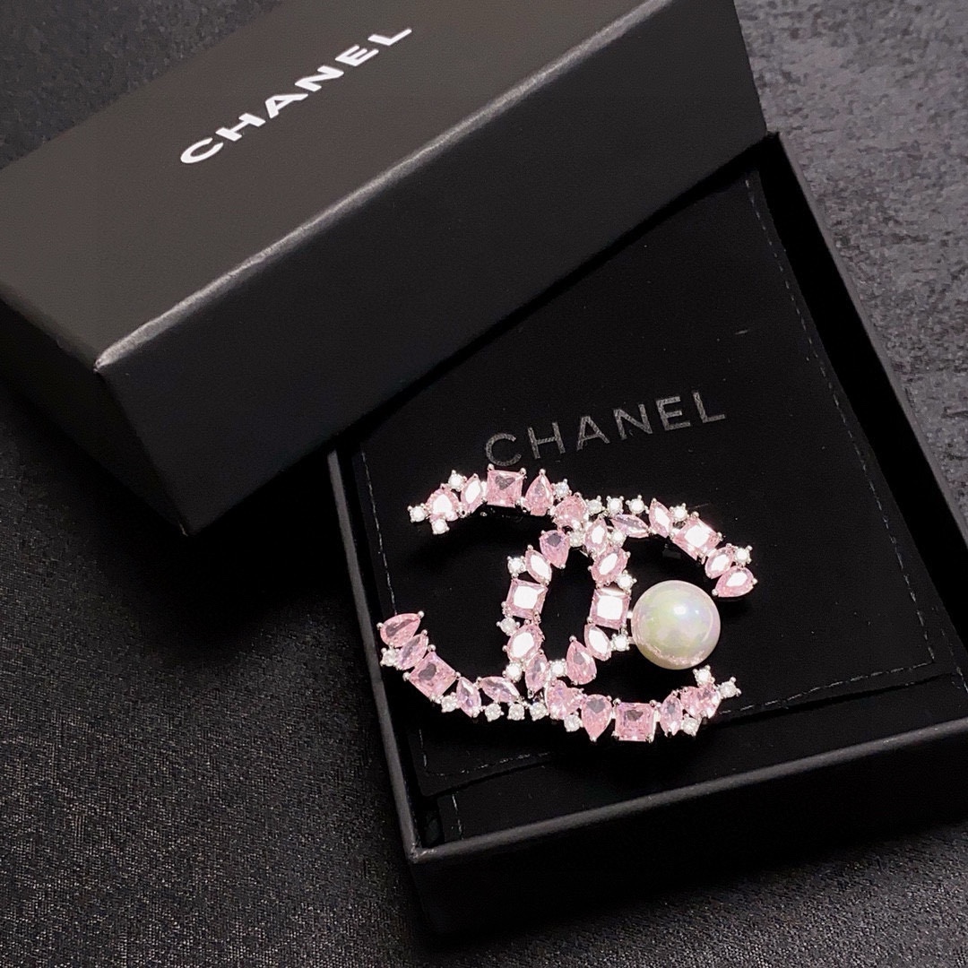 Chanel’s Latest Fragrance: Women’s Ornamental Understanding Through Chanel Pin and Pearl - 图片 6