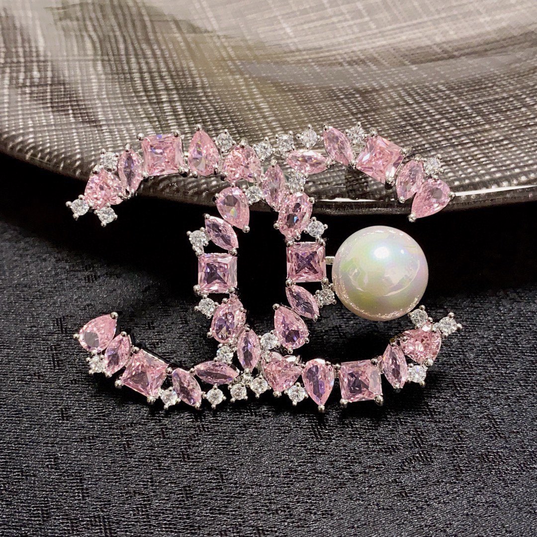 Chanel’s Latest Fragrance: Women’s Ornamental Understanding Through Chanel Pin and Pearl - 图片 7