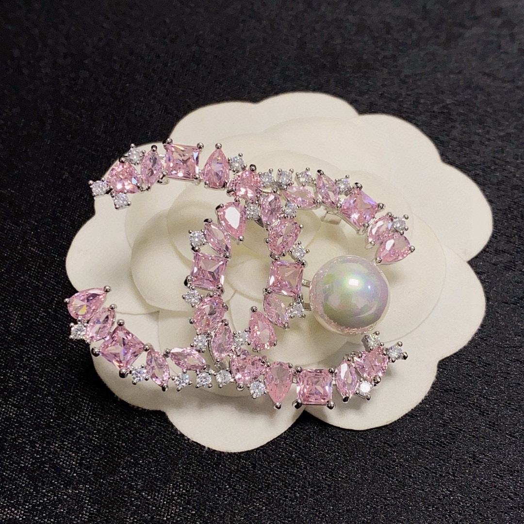 Chanel’s Latest Fragrance: Women’s Ornamental Understanding Through Chanel Pin and Pearl - 图片 4