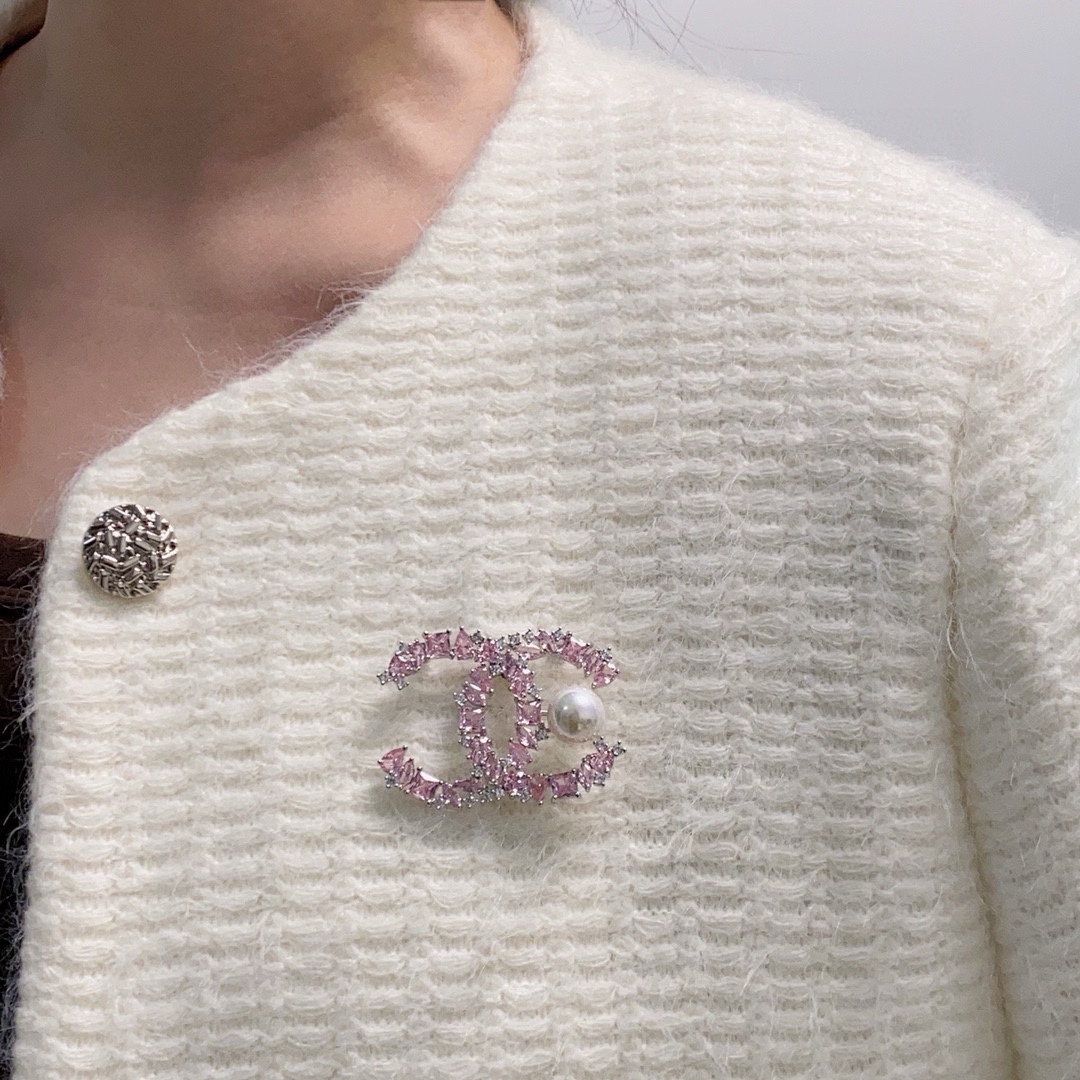 Chanel’s Latest Fragrance: Women’s Ornamental Understanding Through Chanel Pin and Pearl - 图片 2