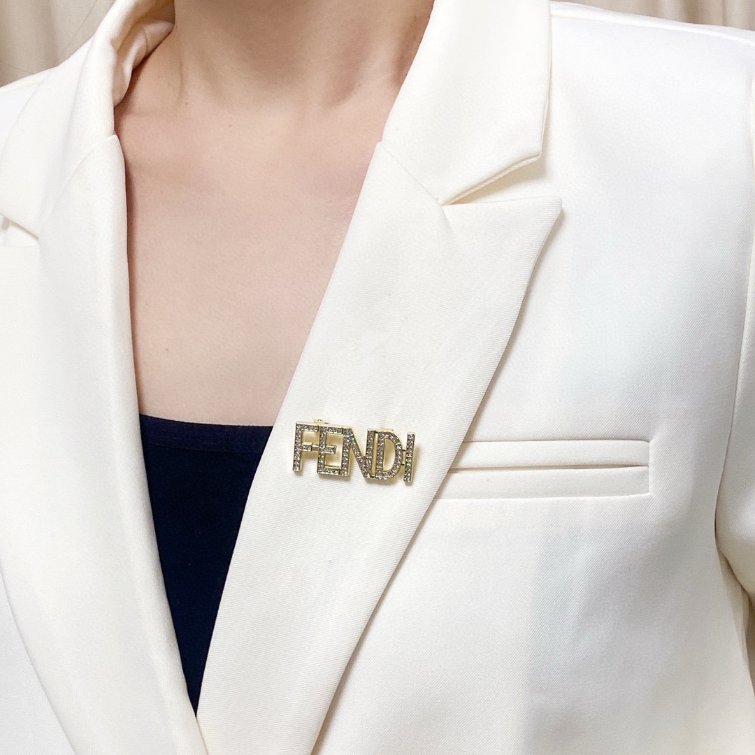 NO:111225,Fendi Fendi counter synchronous version of the new full-diamond small brooch!  A brooch with a logo on the back is very versatile and simple and luxurious, with fine jewelry, fendi, fendi, brooch, breastpin19860909芬迪Fendi专柜同步版本新款满钻小号胸针！背面Logo带标非常百搭的一款胸针简单而奢华,饰品精品,fendi,fendi,brooch，breastpin,Jewelry