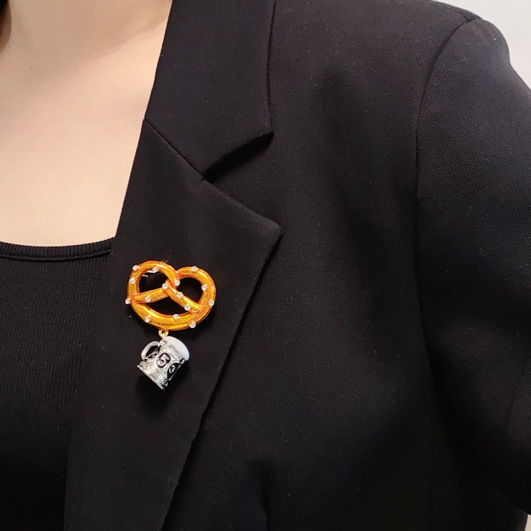 NO:111227,CHANEL Xiaoxiang The new style of bread knots in the counter, the ancient alkali water knots, beer cups Chanel brooch, is the jewelry that understands women the most. Women who devote all their efforts to be themselves often cherish the meaning of the brooch more. Ms. Chanel pins the brooch on the hat and tells those fashionable ladies who imitate her [breasts are very practical, they can be pinned on the suit collar, pocket, hat, belt or evening dress, jewelry quality, chanel, chanel, business suit, brooch, breastpin, hats19860909CHANEL小香 专柜新款面包结中古碱水结、啤酒杯香奈儿胸针,是最懂女人的饰物.那些倾注了全部心血去做自己的女人,往往更珍惜胸针的意义.香奈儿女士把胸针别在帽子上,并告诉那些模仿她的时髦女士们[胸针可是非常实用,它可以别在西装领上、口袋上、帽子上、腰带上或者是晚礼服上,饰品精品,chanel,chanel,business suit,brooch，breastpin,hats,Jewelry