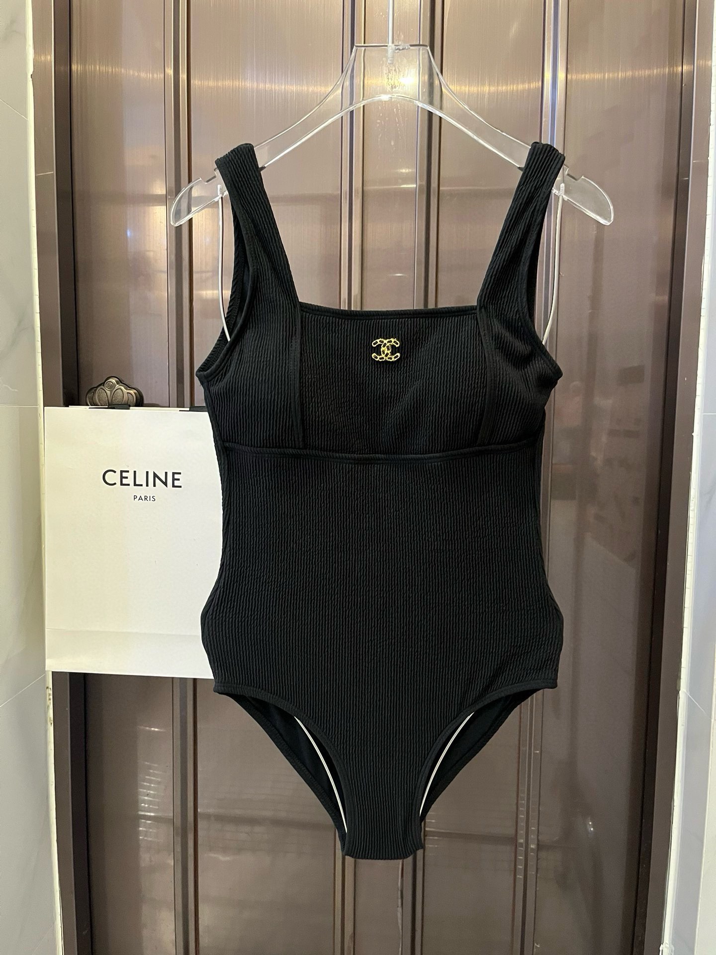 NO:303700,Chanel Chanel one-piece swimsuit suitable for a variety of scenes ♀Seaside, swimming pool, hot spring, water park, rafting can be worn inside or completely. The one-piece design covers the flesh and looks tall. The abdomen is a little fleshy and does not affect our beauty. The back design reveals the beautiful back. The fabric is breathable and comfortable. The quick-drying elastic swimsuit is easier to clean. S M L. xL swimsuits, swimsuits, bikinis, chanel, chanel, swimsuits, bikinis19860909Chanel 香奈儿连体泳衣 适合多种场景的游泳衣♀海边 游泳池 温泉 水上乐园 漂流都可以内搭也完全可以 连体设计遮肉显高挑 腹部有点肉肉也不影响咱美美的 背面设计大露美背 面料透气舒适.速干弹性的游泳衣更加帖肤易清洗 码数S M L. xL泳衣泳裤比基尼,泳衣，泳裤，比基尼,chanel,chanel,swimsuits,bikinis,accessory