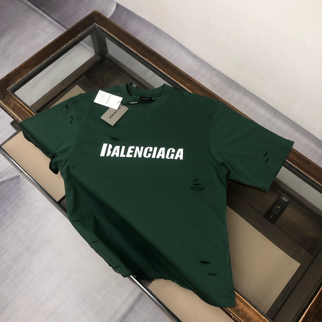 PZD 高品质————\nBALENCIAGA 巴黎世家 最新款破洞字母logo印花短袖T恤～ OS宽松版型～高版本重工艺设计～ 采用定织面料，质地柔软且具有良好的透气性，即便在炎炎夏日也能保持肌肤的干爽舒适！工艺细节无法挑剔，极具档次感与奢华辨识度！三标齐全！ 版型属于休闲宽松小落肩的版型裁剪！不挑身材，无论是休闲出行还是日常穿搭，都能轻松驾驭，展现出随性自在的时尚态度！！人手必入款 图片颜色\n尺码：XS S M L（偏大版型 下单请备注身高体重）0