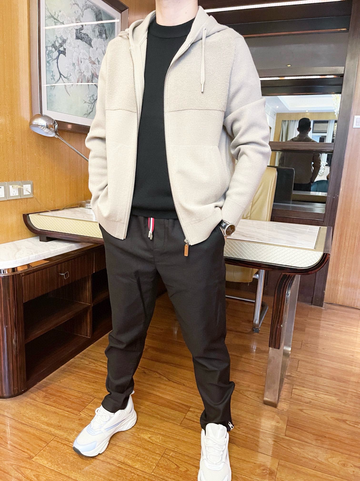 NO:127103,Jenia-2025 counter latest jackets are shipped, and European and American counters are on sale simultaneously!  Selected Italian imported wool   recycled fiber fabrics with simple and elegant designs, the two fabrics have a stronger sense of splicing and layering, which is definitely suitable for you who are low-key and tasteful. Size: 48-56 (model 173/130 wears 48 sizes, with Hong Kong Lane Crawford gift box packaging), zegna, jackets & coats, alexander wang19860909杰尼亚-2025专柜最新款外套出货 欧美专柜同步发售！精选意大利进口绵羊毛 再生纤维面料搭配简约大方的设计,两种面料拼接层次感更强 绝对适合低调有品味的您.尺码:48-56（模特173/130穿48码,配香港连卡佛礼盒包装）,,zegna,jackets & coats,alexander wang,Men's clothing