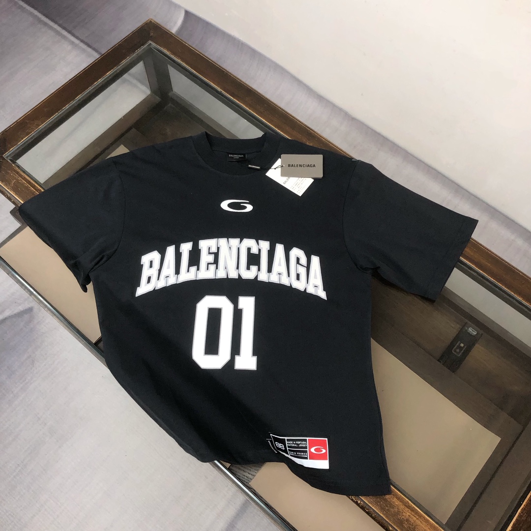 PZD 高品质————\nBalenciaga /巴黎世家 BLCG巴黎篮球系列刺绣印花球衣0号短袖圆领T恤！OS宽松版型！\n此款采用支单精梳紧密纺纱做洗后ZB克～加密平纹布字母和Logo都是刺绣设计～超级重工艺‼\n工艺细节无法挑剔，极具档次感与奢华辨识度！三标齐全！ 版型属于休闲宽松小落肩的版型裁剪！不挑身材，无论是休闲出行还是日常穿搭，都能轻松驾驭，展现出随性自在的时尚态度！！人手必入款 \n颜色：深灰色 紫色 克莱因蓝\n尺码：XS S M L（OS版型 下单请备注身高体重）\n0