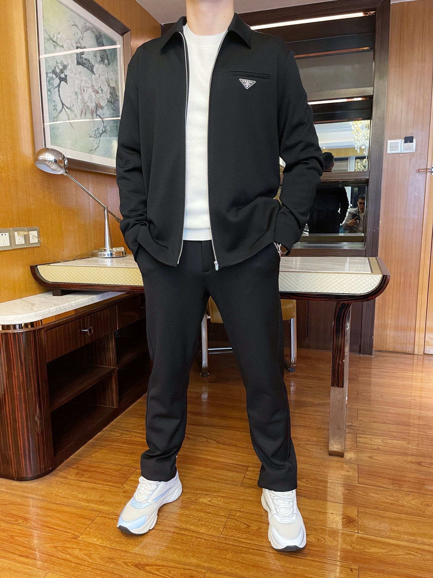 NO:127105,Prada-2025 counter latest popular jackets are shipped, hot-selling items in European and American counters!  Selected imported wool fabrics from Italy with the latest designs, the brand triangle iron mark on the chest is not without the charm. You are definitely worth having. Size 48--56 (model 173/130 wears 48 sizes, with Hong Kong Lane Crawford gift box packaging), prada, jackets & coats, alexander wang19860909普拉达-2025专柜最新爆款夹克出货 欧美专柜热销单品！精选意大利进口羊毛面料搭配最新的设计,胸口的品牌三角铁标不失韵味 您绝对值得拥有.尺码48--56码（模特173/130穿48码,配香港连卡佛礼盒包装）,,prada,jackets & coats,alexander wang,Men's clothing