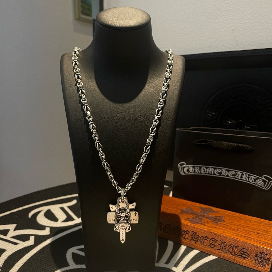 NO:113905,TikTok/Kuaishou/ins/Xiaohongshu/Live Hot, New [Counter Quality] Chrome Hearts Cross Big Tongue Necklace, Sword Triple Pendant, Different Concave and Convex and Convex Scout Flowers are Croxin's ambition, so they last forever. Genuine version of Chrome Hearts Croxin, different market light version, benchmark quality, look at the details of the letter printing, retro old gray oxygen level. Seiko version!  !  !  Pure handmade ~ Authentic model opening must-have fashion and fashion, both men and women can wear it, same style for couples, original official website, rock punk style silver style, retro elements, trendy and versatile!  , jewelry boutique, chrome hearts, chrome hearts, necklace19860909批 抖音/快手/ins/小红书/直播热门 ,新款【专柜品质】Chrome Hearts克罗心十字架大舌头项链 ,宝剑三重合吊坠,凹凸造型不同的花纹设计风格 呈现出与众不同 十字架 童军花是克罗心的志 所以更经久不衰 正品打版Chrome Hearts克罗心 区别市场普通轻版 对版对标品质 看字印细节 复古做旧灰氧程度.精工版本！！！ 纯手工打造 ～正品开模潮流时尚必备 男女均可佩戴 情侣同款 官网原版 摇滚朋克泰银风格 复古元素 潮流百搭！,饰品精品,chrome hearts,chrome hearts,necklace,Jewelry