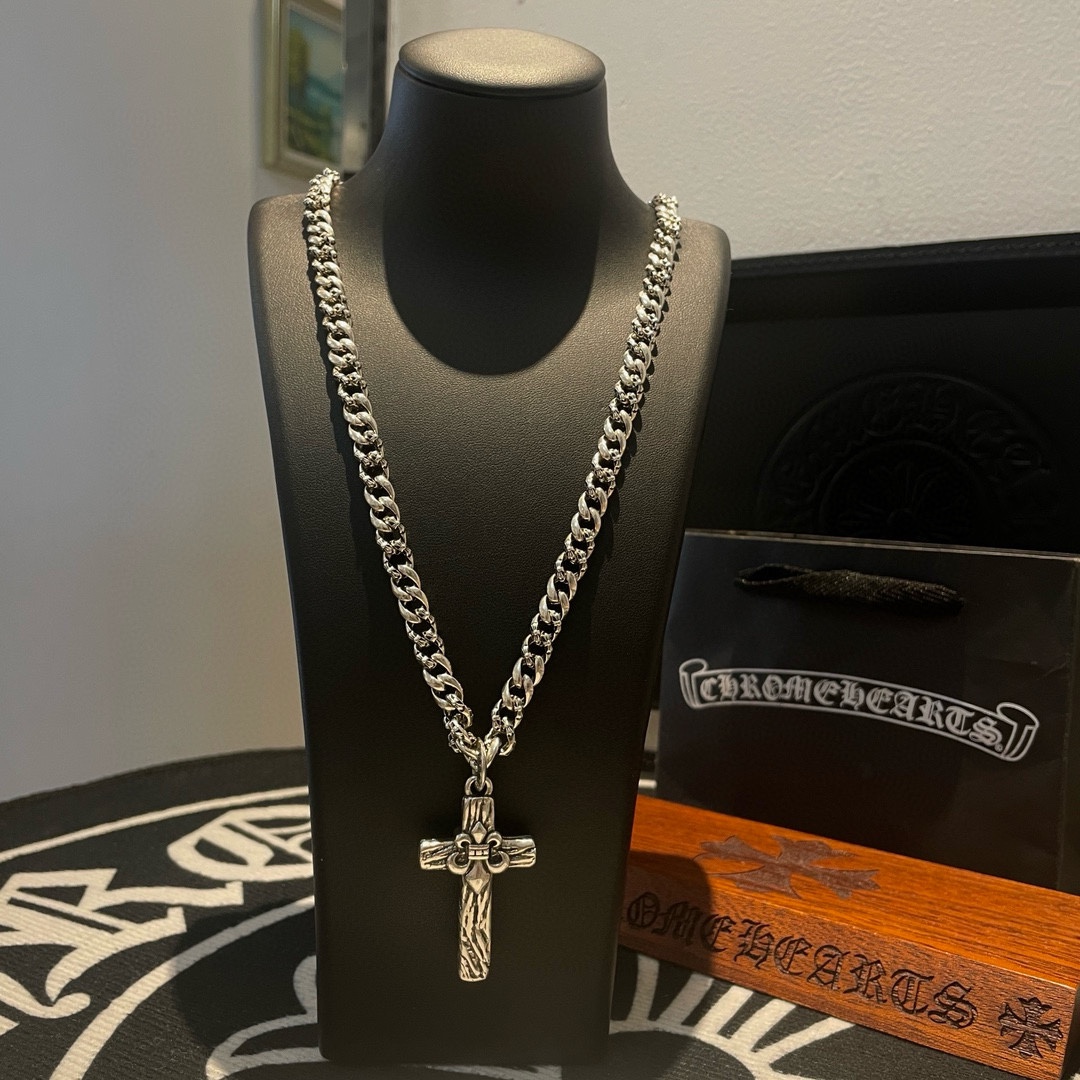 NO:106648,TikTok/Kuaishou/ins/Xiaohongshu/Live Hot, New [Counter Quality] Chrome Hearts Croxin Cross Cuban Necklace, Cross Scout Flower Pendant, Concave and Convex and Convex Scout Flowers present a unique style. Cross Scout Flowers are Croxin's ambitions, so they last longer. Genuine version of Chrome Hearts Croxin, different market light version, benchmark quality, look at the details of the letter printing, retro old gray oxygen level. Seiko version!  !  !  Pure handmade ~ Authentic model opening must-have fashion and fashion, both men and women can wear it, same style for couples, original official website, rock punk style silver style, retro elements, trendy and versatile!  , jewelry boutique, chrome hearts, chrome hearts, necklace19860909批 抖音/快手/ins/小红书/直播热门 ,新款【专柜品质】Chrome Hearts克罗心十字架古巴项链 ,十字架童军花吊坠,凹凸造型不同的花纹设计风格 呈现出与众不同 十字架 童军花是克罗心的志 所以更经久不衰 正品打版Chrome Hearts克罗心 区别市场普通轻版 对版对标品质 看字印细节 复古做旧灰氧程度.精工版本！！！ 纯手工打造 ～正品开模潮流时尚必备 男女均可佩戴 情侣同款 官网原版 摇滚朋克泰银风格 复古元素 潮流百搭！,饰品精品,chrome hearts,chrome hearts,necklace,Jewelry