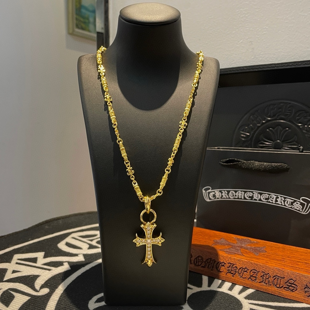 NO:106652,New [Counter Quality] Chrome Hearts Croxin classic golden cross ball necklace, full diamond cross pendant, different pattern design styles with concave and concave shapes, presenting unique cross. Cross Scout flowers are Croxin's ambition, so they last longer. Genuine version of Chrome Hearts Croxin, different from the market, benchmark the quality of the version, look at the details of the letter printing, retro old gray oxygen level. Seiko version!  !  !  Pure handmade ~ Authentic model opening must-have fashion and fashion, both men and women can wear it, same style for couples, original official website, rock punk style silver style, retro elements, trendy and versatile!  , jewelry boutique, chrome hearts, chrome hearts, necklace, gold19860909新款【专柜品质】Chrome Hearts克罗心经典黄金色十字花球项链 满钻十字架吊坠,凹凸造型不同的花纹设计风格 呈现出与众不同 十字架 童军花是克罗心的志 所以更经久不衰 正品打版Chrome Hearts克罗心 区别市场普通轻版 对版对标品质 看字印细节 复古做旧灰氧程度.精工版本！！！ 纯手工打造 ～正品开模潮流时尚必备 男女均可佩戴 情侣同款 官网原版 摇滚朋克泰银风格 复古元素 潮流百搭！,饰品精品,chrome hearts,chrome hearts,necklace,gold,Jewelry