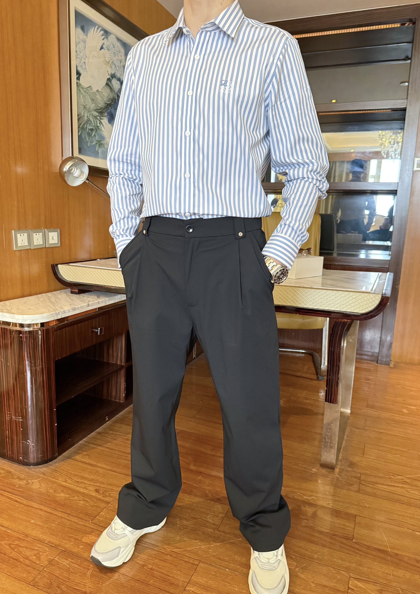 NO:127109,Luo Yiwei - the latest hot shirts in the 2025 counter are shipped, and the most popular items in the Milan counter are sold!  Selected Italian imported mercerized cotton fabrics with simple and elegant designs, blue and white contrasting colors and slim vertical stripes show elegance, business and leisure are quite good. The number of codes is 48-56 (model 173/130 wears 48 sizes, with Hong Kong Lane Crawford gift box packaging), loewe, alexander wang19860909罗意威-2025专柜最新爆款衬衣出货 米兰专柜热销单品！精选意大利进口丝光精棉面料搭配简约大方的设计,蓝白撞色配上显瘦竖条纹相当彰显雅致 商务休闲都相当不错.码数48-56（模特173/130穿48码,配香港连卡佛礼盒包装）,,loewe,alexander wang,Men's clothing