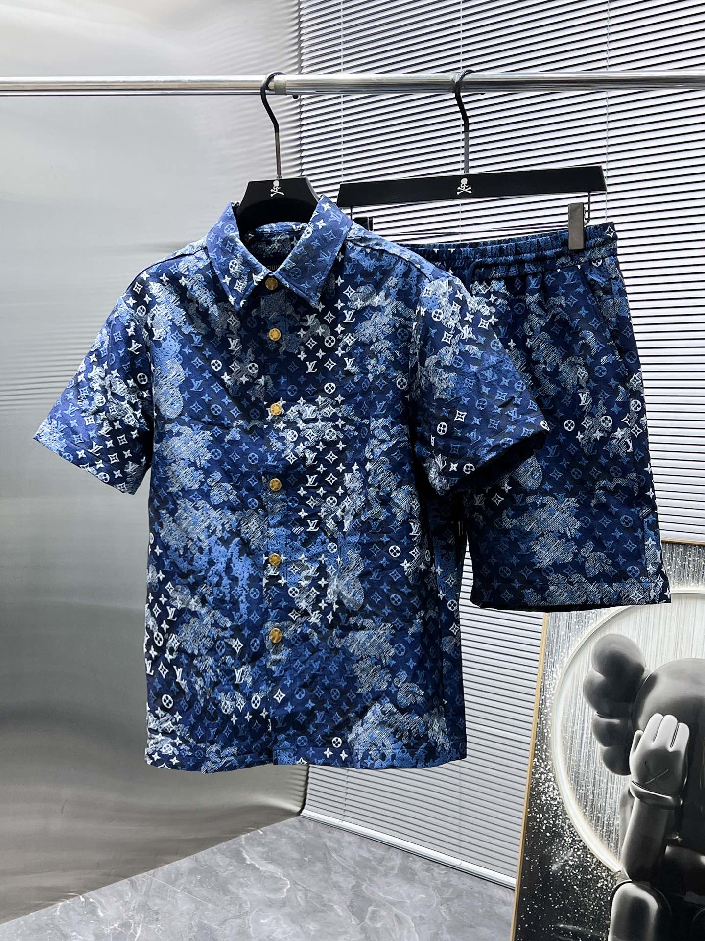 NO:412963,Louis Vuitton LV 2025ss Spring and Summer New Style Casual Short Sleeve Shorts Pants Set, High-end Version!  Customized fabrics for counters are breathable and comfortable, with impeccable details, and the brand element design concept reflects high quality. The feel is delicate and soft!  It is casually cut, with a great upper body style!  Code number M-3XL, louis vuitton,louis vuitton,shorts,T-shirt,alexander wang19860909路易威登 LV 2025ss春夏新款 休闲 短袖 短裤裤 套装,高端版本！专柜定制面料 透气舒适度高,细节无可挑剔,品牌元素设计理念,体现高品质.手感细腻柔软！呈现休闲裁剪,上身版型超赞！码数M-3XL,,louis vuitton,louis vuitton,shorts,T-shirt,alexander wang,Men's clothing