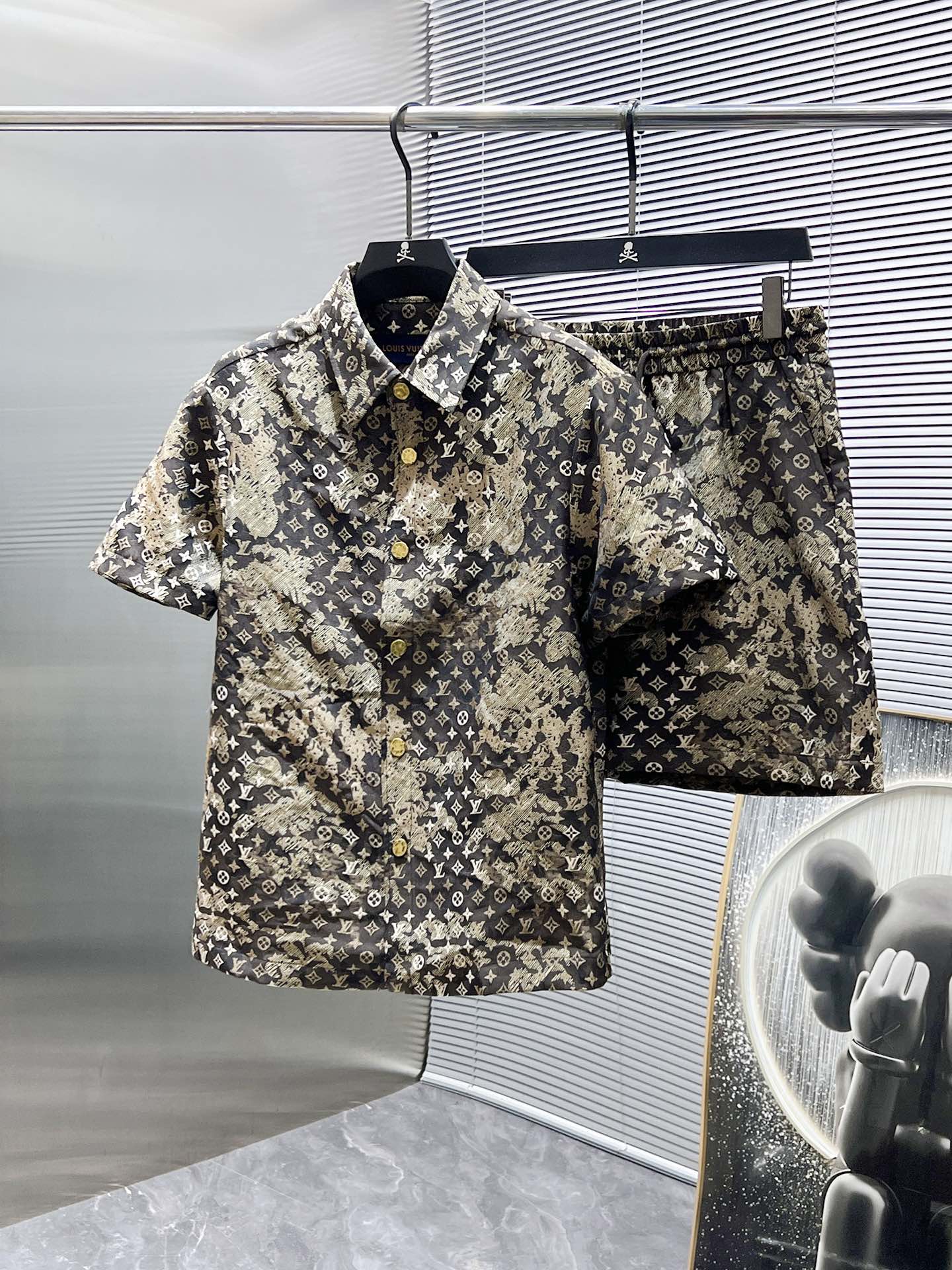 NO:162827,Louis Vuitton LV 2025ss Spring and Summer New Style Casual Short Sleeve Shorts Pants Set, High-end Version!  Customized fabrics for counters are breathable and comfortable, with impeccable details, and the brand element design concept reflects high quality. The feel is delicate and soft!  It is casually cut, with a great upper body style!  Code number M-3XL, louis vuitton,louis vuitton,shorts,T-shirt,alexander wang19860909路易威登 LV 2025ss春夏新款 休闲 短袖 短裤裤 套装,高端版本！专柜定制面料 透气舒适度高,细节无可挑剔,品牌元素设计理念,体现高品质.手感细腻柔软！呈现休闲裁剪,上身版型超赞！码数M-3XL,,louis vuitton,louis vuitton,shorts,T-shirt,alexander wang,Men's clothing