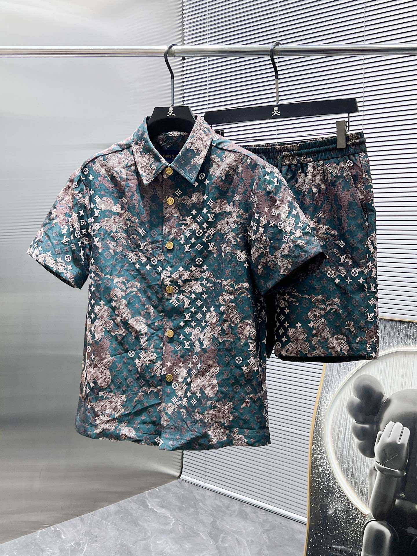 NO:160025,Louis Vuitton LV 2025ss Spring and Summer New Style Casual Short Sleeve Shorts Pants Set, High-end Version!  Customized fabrics for counters are breathable and comfortable, with impeccable details, and the brand element design concept reflects high quality. The feel is delicate and soft!  It is casually cut, with a great upper body style!  Code number M-3XL, louis vuitton,louis vuitton,shorts,T-shirt,alexander wang19860909路易威登 LV 2025ss春夏新款 休闲 短袖 短裤裤 套装,高端版本！专柜定制面料 透气舒适度高,细节无可挑剔,品牌元素设计理念,体现高品质.手感细腻柔软！呈现休闲裁剪,上身版型超赞！码数M-3XL,,louis vuitton,louis vuitton,shorts,T-shirt,alexander wang,Men's clothing