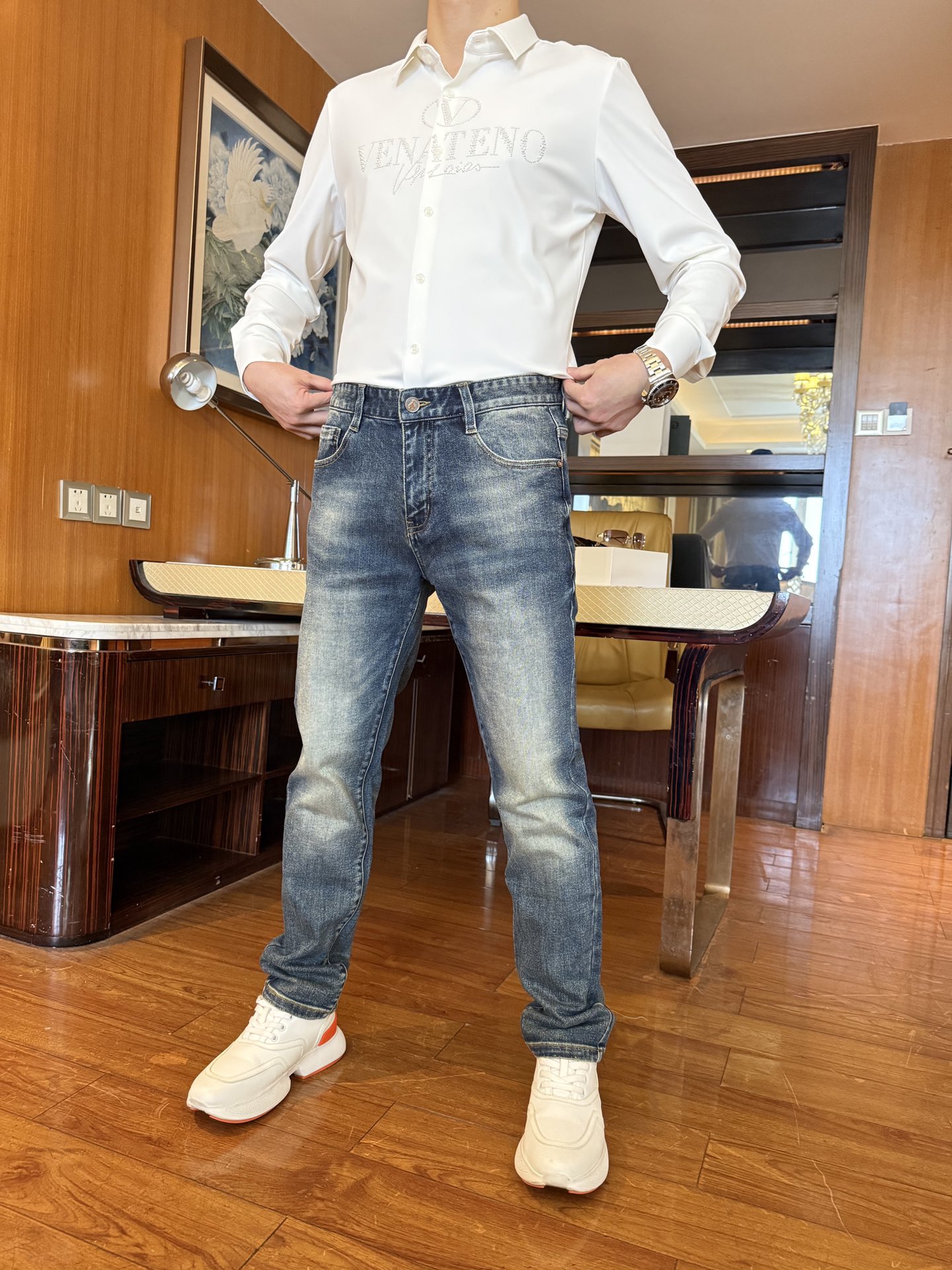 NO:127111,Valentino-2025 counter latest white shirt shipment, hot-selling items in European and American counters!  Selected Italian imported Tencel cotton fabric with simple and fashionable design, the brand on the chest has a lot of English charm You deserve it. Size 48-58 (model 173/130 wears 50, with Hong Kong Lane Crawford gift box packaging), valentino, alexander wang19860909华伦天奴-2025专柜最新款衬衣白色出货 欧美专柜热销单品！精选意大利进口天丝精棉面料搭配简约时尚的设计,胸前的品牌英文韵味十足 您值得拥有.尺码48-58（模特173/130穿50,配香港连卡佛礼盒包装）,,valentino,alexander wang,Men's clothing