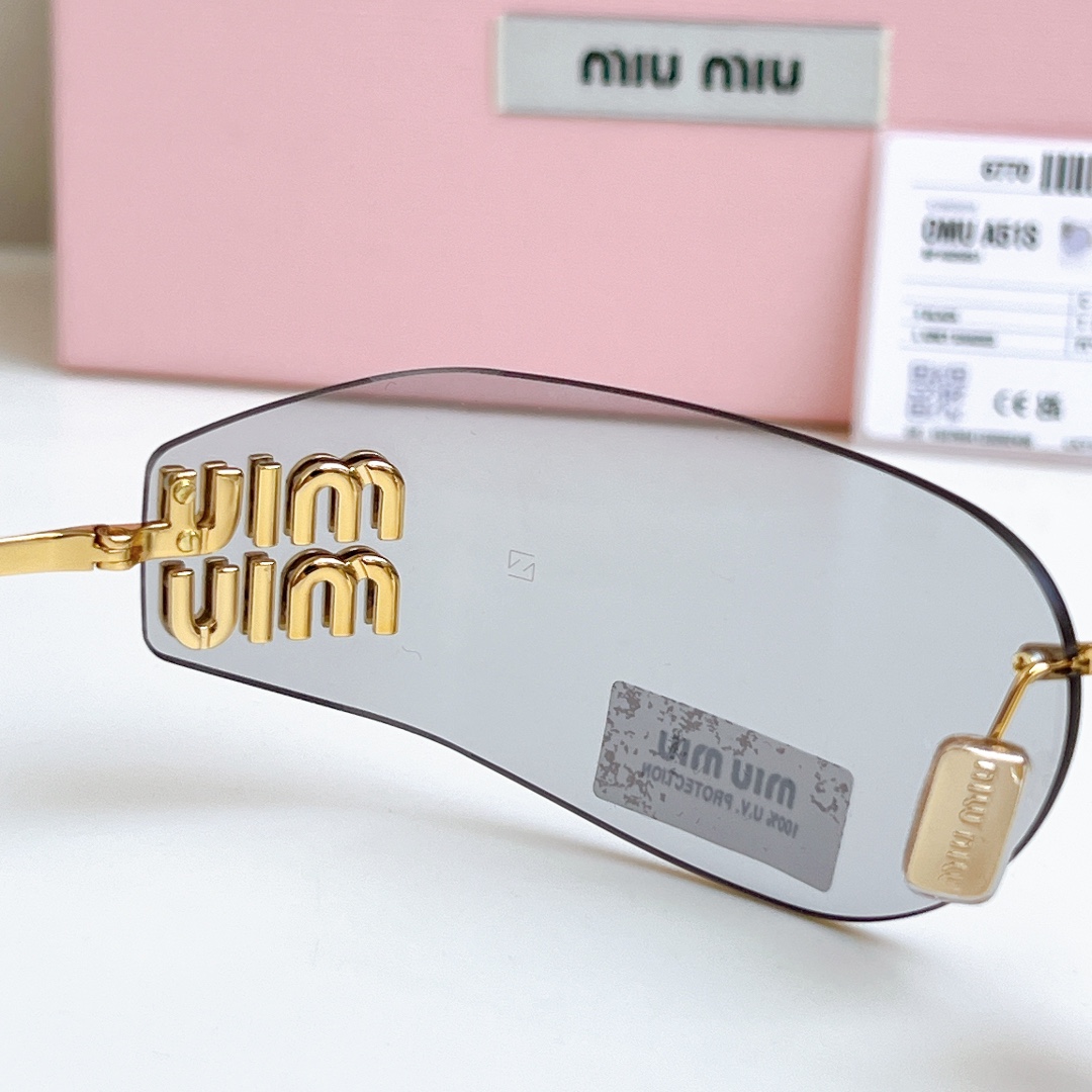  MIUMIU 小版来了
原版鼻托‼️“蔡司镜片”
今日份miumiu女孩想焊在脸上的墨镜
硬货不怕迟到