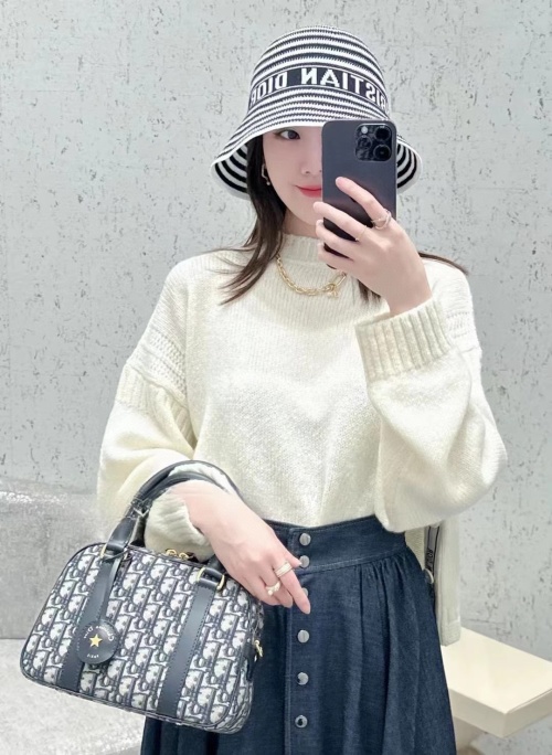 Elegante Sombrero Tipo Cubo Dior con Diseño de Rayas y Logotipo, Ideal para Primavera 1 Elegante Sombrero Tipo Cubo Dior con Diseño de Rayas y Logotipo, Ideal para Primavera