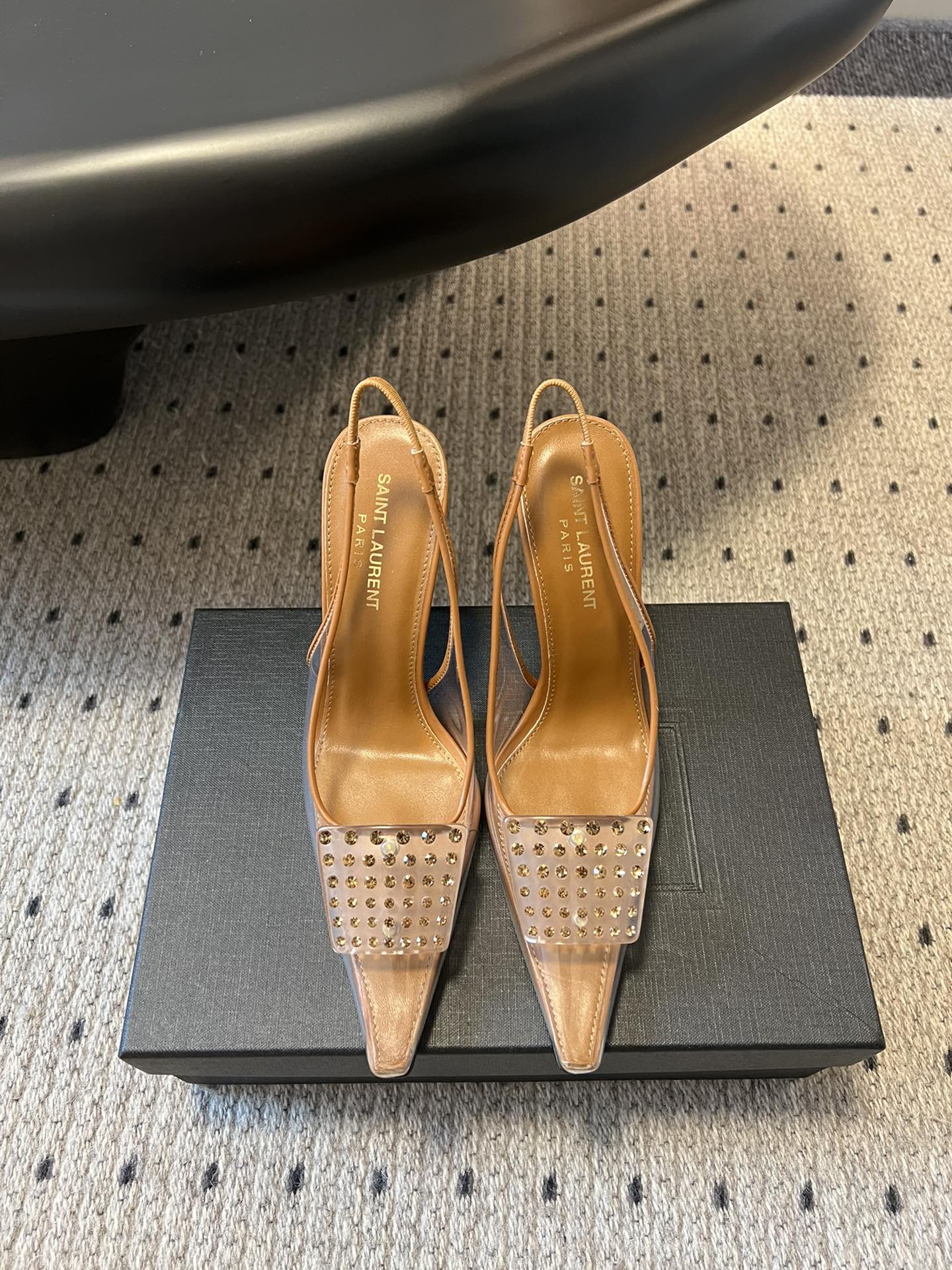 NO:236859,Saint laurent 25ss ysl pointy transparent diamond buckle hollow high heels. The feet are very stable, super heeled, so feel free to put in!  The heel is customized with a re-open mold, with an exclusive heel, and the height is the same as the original product, and the various versions are incorrect!  High-end sexy, ysl is still the best understanding of women. Upper PVC film, sheepskin, heel height 8.5cm sole, Italian leather outsole, top quality 35-40 (40 custom made without return and exchange, high heels, sandals, saint laurent, saint laurent, sandals, high heels, sheepskin, Leather soles19860909Saint laurent 25ss ysl 尖头透明钻扣中空高跟鞋 上脚特别稳,超跟脚,放心入！鞋跟是重新开模定制的,独家的鞋跟,高度与正品一致区别各种不对版！高级的性感,ysl 还是最懂女人 鞋面PVC胶片 羊皮里 跟高8.5cm 鞋底 意大利真皮大底 顶级精品35-40（40定制不退换,高跟鞋凉鞋,saint laurent,saint laurent,sandals,high heels,sheepskin,Leather soles,Women's Shoes