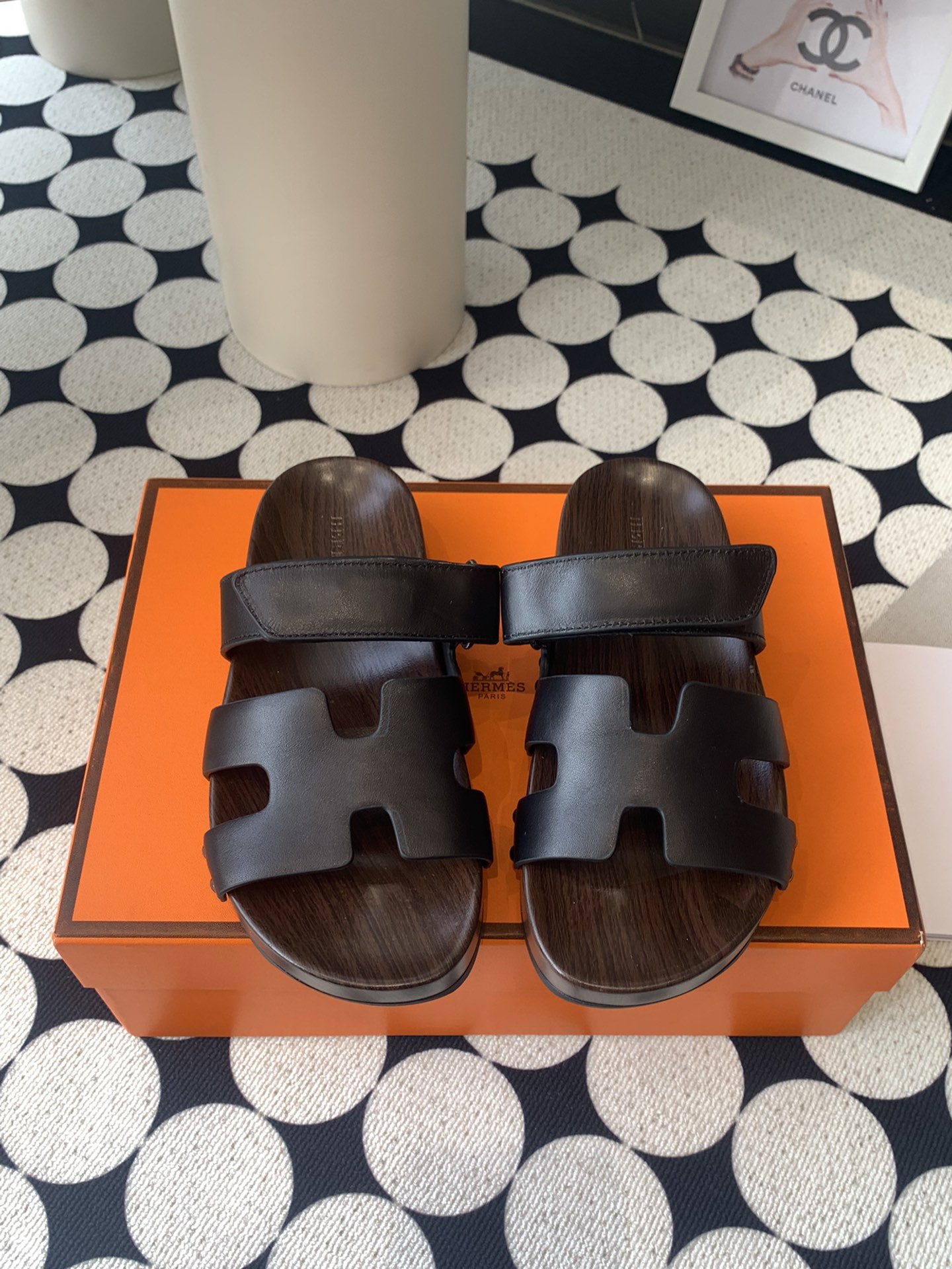 NO:232078,HERMES 25ss latest second uncle magic slipper series. Classic style of the cloud-like feel, barefoot or paired with socks, they are all fashionable and not as fashionable as they are super cute. In summer, you really need versatile slippers. It looks good no matter how you match it. The casual and advanced feeling is also great. It is also fashionable and beautiful. It is super beautiful and versatile. Upper cowhide inner cowhide. Original open mold Pu wood grain combination anti-slip wear-resistant outsole. Size 35-42 (customized for 40.41.42), slippers, hermes, hermes, slippers, cowhide, socks19860909HERMES 爱马仕 25ss最新款二舅魔术拖鞋系列 经典款踩云脚感,光脚或者搭配个袜子穿,都时髦的不行哦超可爱 夏天真的太需要百搭拖鞋了 怎么搭配都好看 随意且高级的感觉舒适度也很棒 搭配各种彩色袜子 潮爆了 超好看百搭 鞋面 牛皮 内里 牛皮 原版开模Pu木纹底组合防滑耐磨大底 码数女35-42（40.41.42订做）,拖鞋,hermes,hermes,slippers,cowhide,socks,Women's Shoes