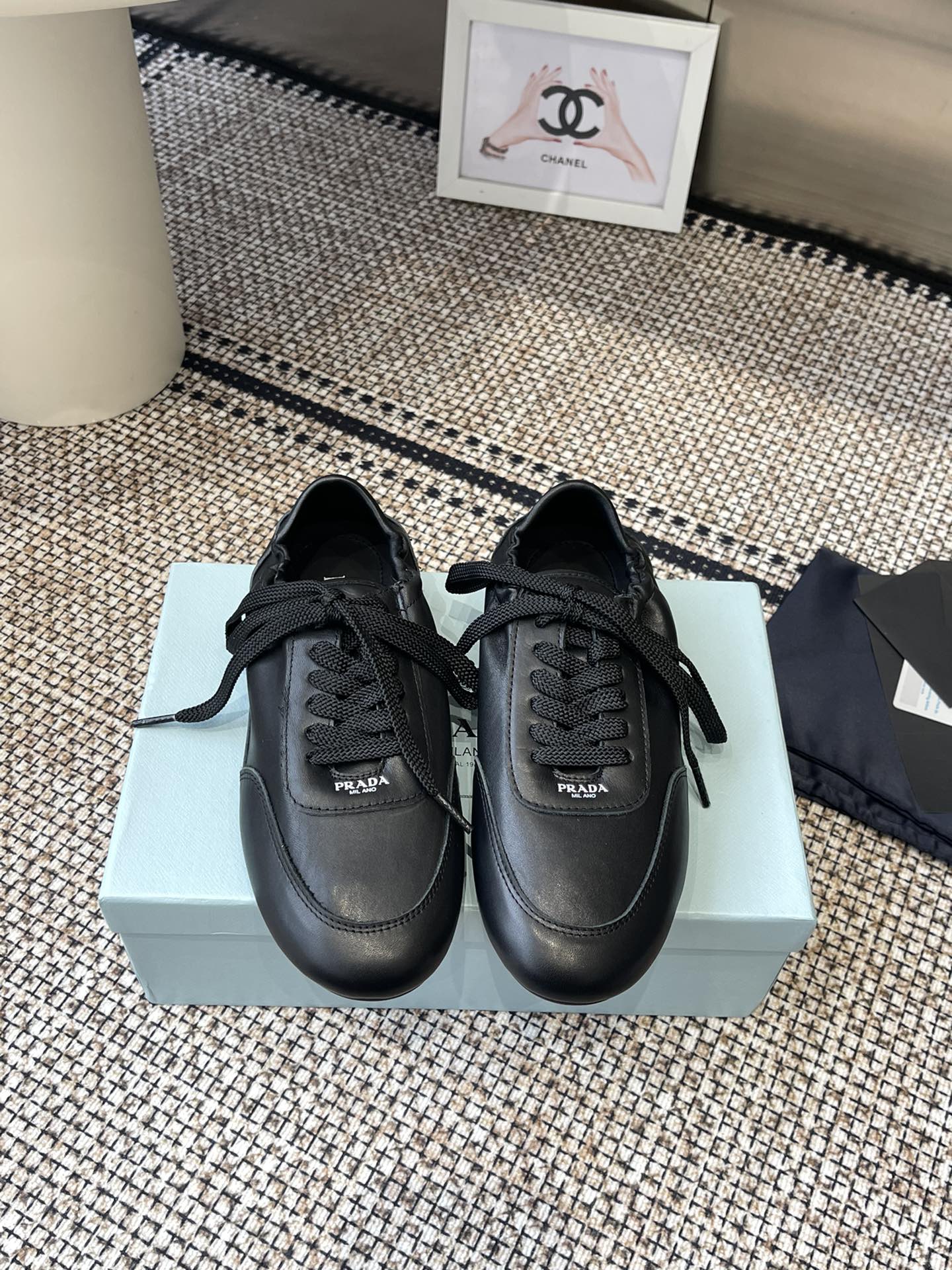 NO:232061,New color Prada new German training shoes. The suede on the upper has a texture. The whole pair of shoes is purchased and developed and created by Zp. All customized materials, exclusive mold opening sole, all details are shipped together, and even the packaging is the same as the genuine one. Size: 35-41 (41 custom made without return or replacement), casual shoes/sports shoes, prada, prada, sneakers, chamois leather19860909新配色 Prada 普拉达新款德训鞋 鞋面麂皮有肌理感,整双鞋子采购Zp开发打造,全部定制材料,独家开模大底,细节全部对版出货,连包装也做到跟正品一样.码数:35-41（41定做不退不换）,休闲鞋/运动鞋,prada,prada,sneakers,chamois leather,Women's Shoes