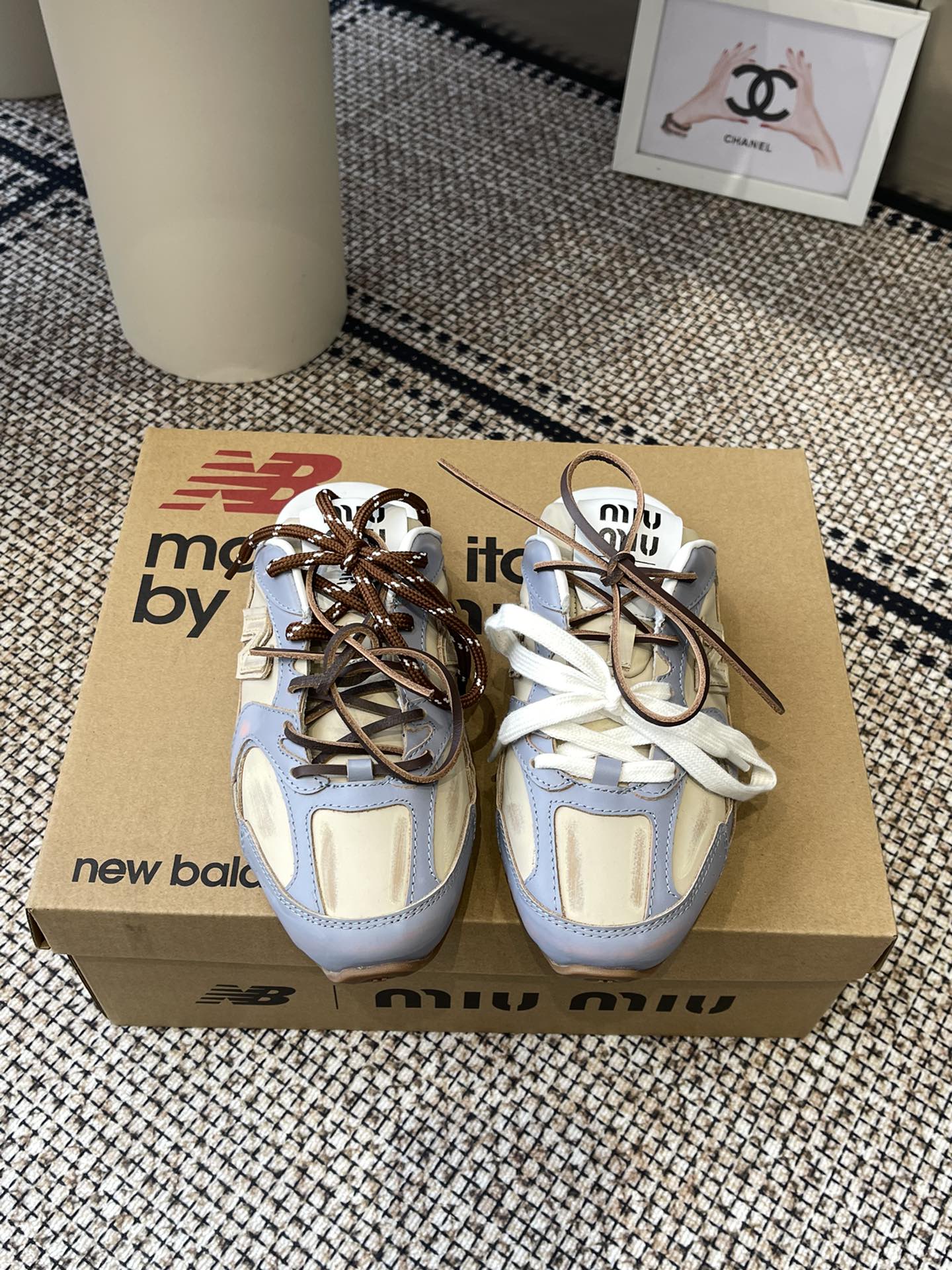 NO:232096,Miu Miu New Balance530 co-branded 25ss spring and summer new semi-mopping style super popular No matter how you wear it, please don't miss this pair of 530 series sneakers. Very easy to match. Very fashionable. A must-have item for fashionable essence. The original one-to-one reproduction restores more than 30 parts. It uses computer scanning to make and scan assembly, from needlework to cow reverse fur and cow fur, perfectly replicate the inner and outer structure. The superposition and layered wiring method is extremely complex. Fabric. Imported cow reverse fur. Inner sheepskin plus mesh cloth. The original exclusive one-to-one pair color TPU anti-slip sole. Shoelace specific two-color shoelaces plus leather cutters. Size 35-40 (40 custom made without return or exchange), semi-mopping, miumiu, sneakers, sheepskin19860909Miu Miu New Balance530联名款25ss春夏新款半拖 超级大热门 无论你如何穿搭请都不要放过这一双530系列的运动鞋 非常好搭配 洋气到不行 时髦精必备单品 原版一比一复刻还原30多片零部件 采用电脑扫描制作扫描组装,从针线到牛反绒反毛皮粗绒质地,完美复刻内外结构 叠加分层走线做法 极其复杂 面料 进口牛反毛 内里羊皮加网布 原版独家一比一对色TPU防滑大底 鞋带特定双色鞋带加真皮裁条 码数35-40（40订做不退换）,半拖,miumiu,sneakers,sheepskin,Women's Shoes