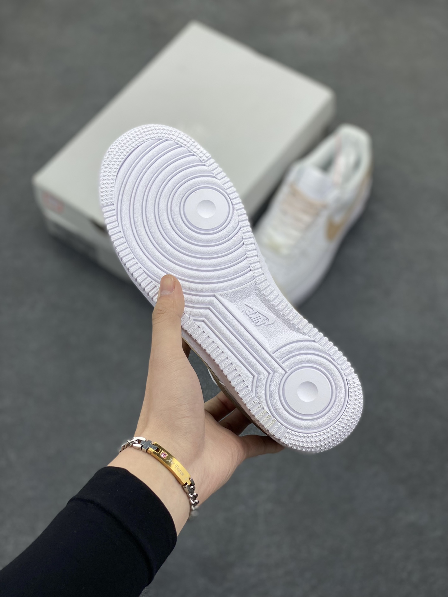 图片[5]-Nike Air Force 1 Low’07 渐变黄勾 空军一号低帮休闲板鞋 定制皮料 定制鞋盒 原楦原纸板 纯正空军版型 内置全掌气垫 货号：FN0366-104 尺码：36 36.5 37.5 38 38.5 39 40 40.5 41 42 42.5 43 44 44.5 45-选品中心
