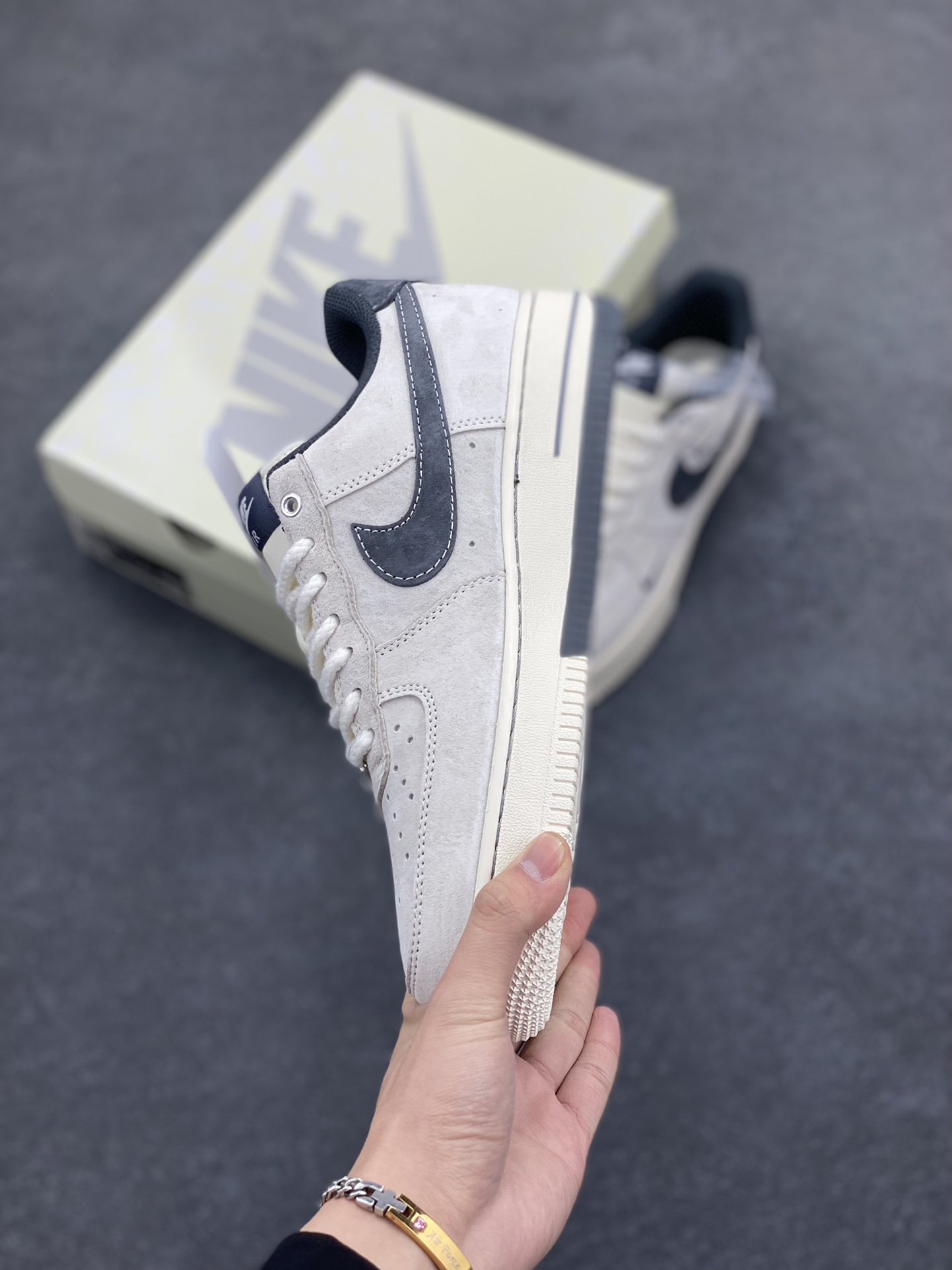 图片[3]-NIke Air Force 1 \’07 Low “冠军联名——双拼灰勾三小勾”空军一号 低帮 运动鞋 休闲鞋 折边针车 工艺难度大 原楦头原纸板 原装鞋盒 定制五金配件 内置全掌气垫 原厂鞋底 货号：SJ6698-022 尺码：36 36.5 37.5 38 38.5 39 40 40.5 41 42 42.5 43 44 44.5 45-选品中心