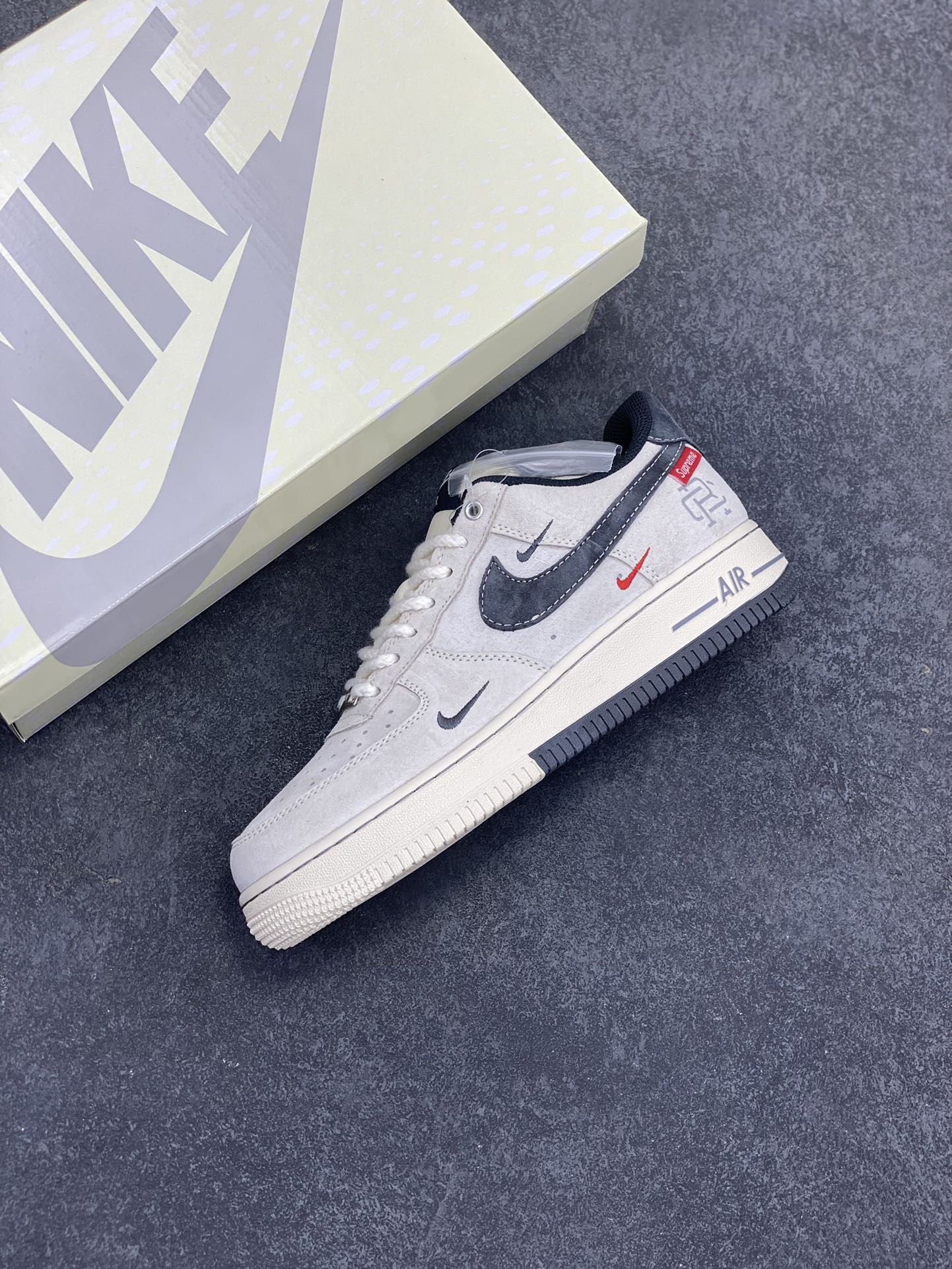 图片[7]-NIke Air Force 1 \’07 Low “冠军联名——双拼灰勾三小勾”空军一号 低帮 运动鞋 休闲鞋 折边针车 工艺难度大 原楦头原纸板 原装鞋盒 定制五金配件 内置全掌气垫 原厂鞋底 货号：SJ6698-022 尺码：36 36.5 37.5 38 38.5 39 40 40.5 41 42 42.5 43 44 44.5 45-选品中心
