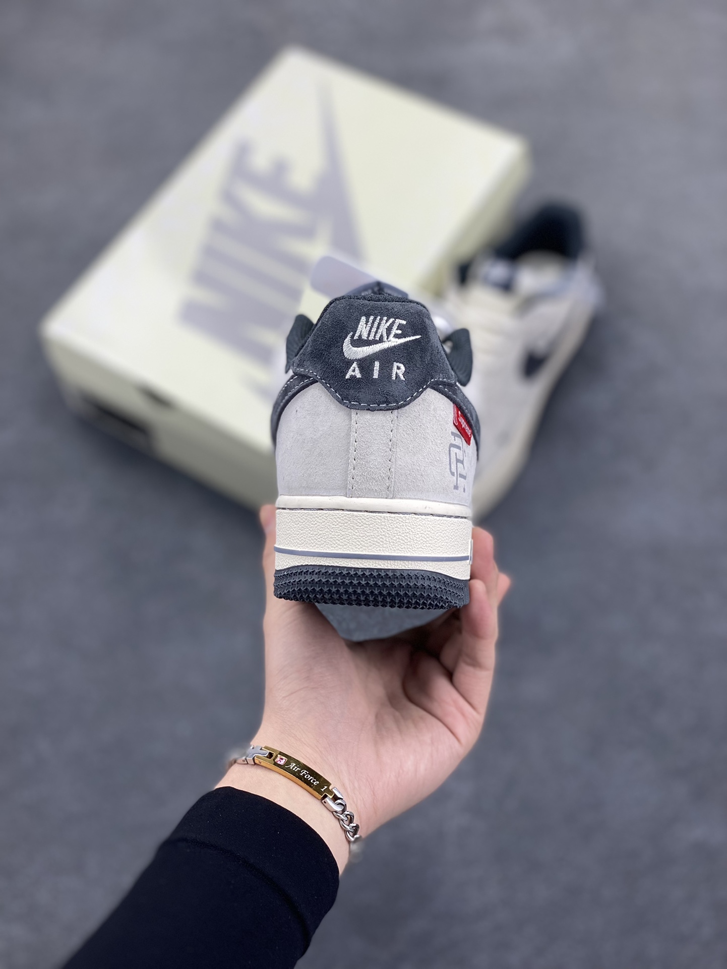图片[4]-NIke Air Force 1 \’07 Low “冠军联名——双拼灰勾三小勾”空军一号 低帮 运动鞋 休闲鞋 折边针车 工艺难度大 原楦头原纸板 原装鞋盒 定制五金配件 内置全掌气垫 原厂鞋底 货号：SJ6698-022 尺码：36 36.5 37.5 38 38.5 39 40 40.5 41 42 42.5 43 44 44.5 45-选品中心