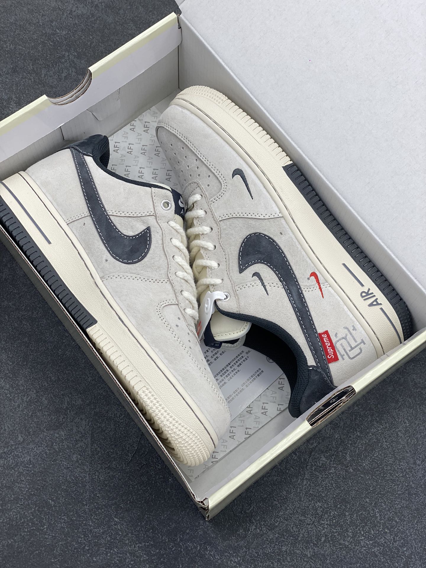 图片[9]-NIke Air Force 1 \’07 Low “冠军联名——双拼灰勾三小勾”空军一号 低帮 运动鞋 休闲鞋 折边针车 工艺难度大 原楦头原纸板 原装鞋盒 定制五金配件 内置全掌气垫 原厂鞋底 货号：SJ6698-022 尺码：36 36.5 37.5 38 38.5 39 40 40.5 41 42 42.5 43 44 44.5 45-选品中心