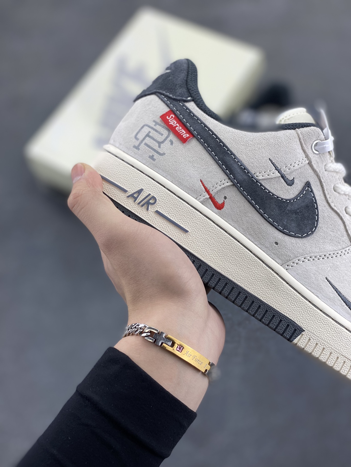 图片[6]-NIke Air Force 1 \’07 Low “冠军联名——双拼灰勾三小勾”空军一号 低帮 运动鞋 休闲鞋 折边针车 工艺难度大 原楦头原纸板 原装鞋盒 定制五金配件 内置全掌气垫 原厂鞋底 货号：SJ6698-022 尺码：36 36.5 37.5 38 38.5 39 40 40.5 41 42 42.5 43 44 44.5 45-选品中心