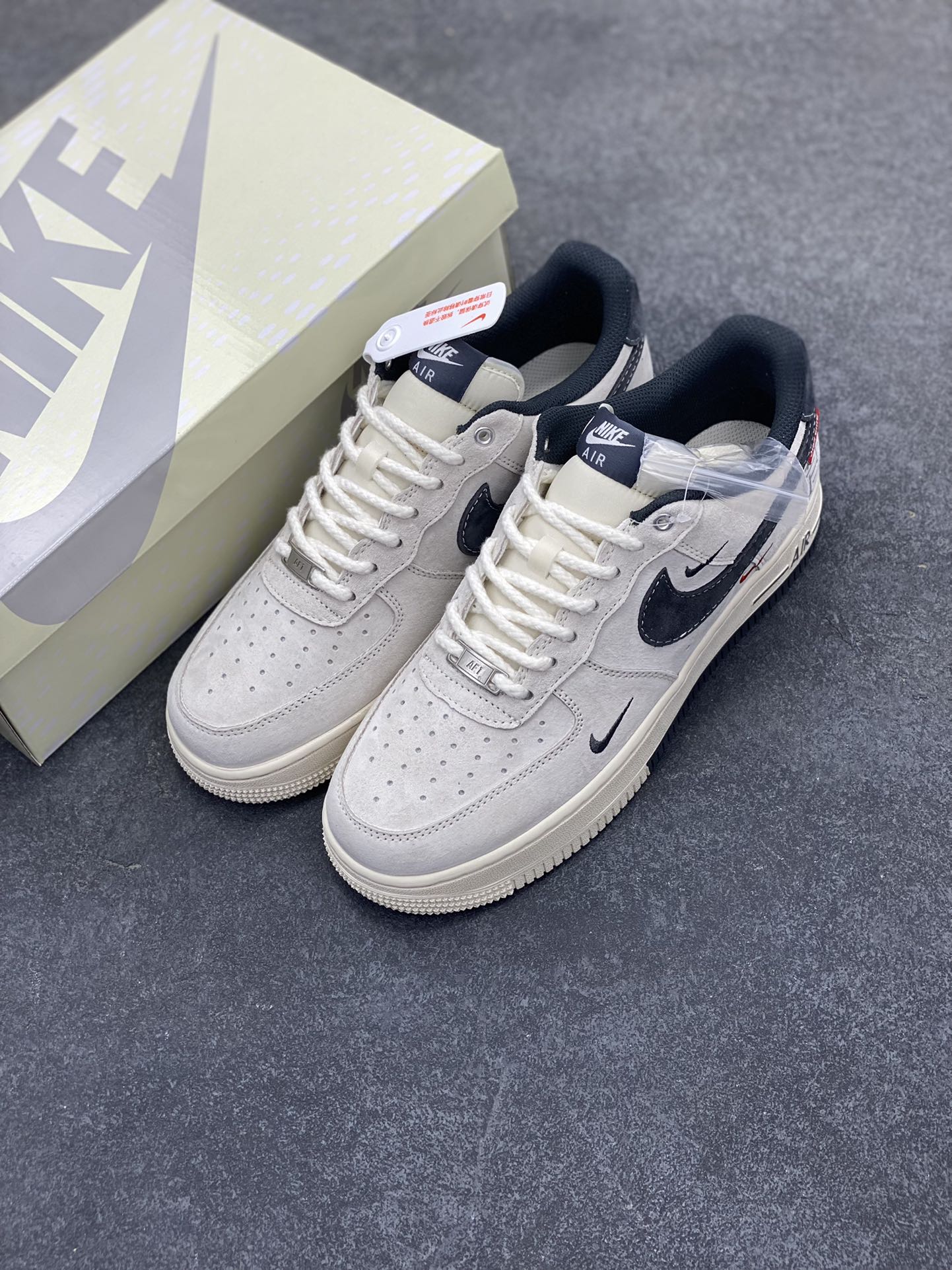 图片[8]-NIke Air Force 1 \’07 Low “冠军联名——双拼灰勾三小勾”空军一号 低帮 运动鞋 休闲鞋 折边针车 工艺难度大 原楦头原纸板 原装鞋盒 定制五金配件 内置全掌气垫 原厂鞋底 货号：SJ6698-022 尺码：36 36.5 37.5 38 38.5 39 40 40.5 41 42 42.5 43 44 44.5 45-选品中心