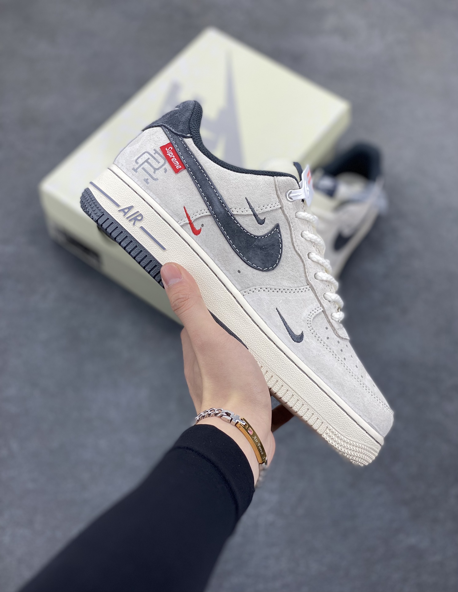 NIke Air Force 1 \’07 Low “冠军联名——双拼灰勾三小勾”空军一号 低帮 运动鞋 休闲鞋 折边针车 工艺难度大 原楦头原纸板 原装鞋盒 定制五金配件 内置全掌气垫 原厂鞋底 货号:SJ6698-022 尺码:36 36.5 37.5 38 38.5 39 40 40.5 41 42 42.5 43 44 44.5 45-选品中心
