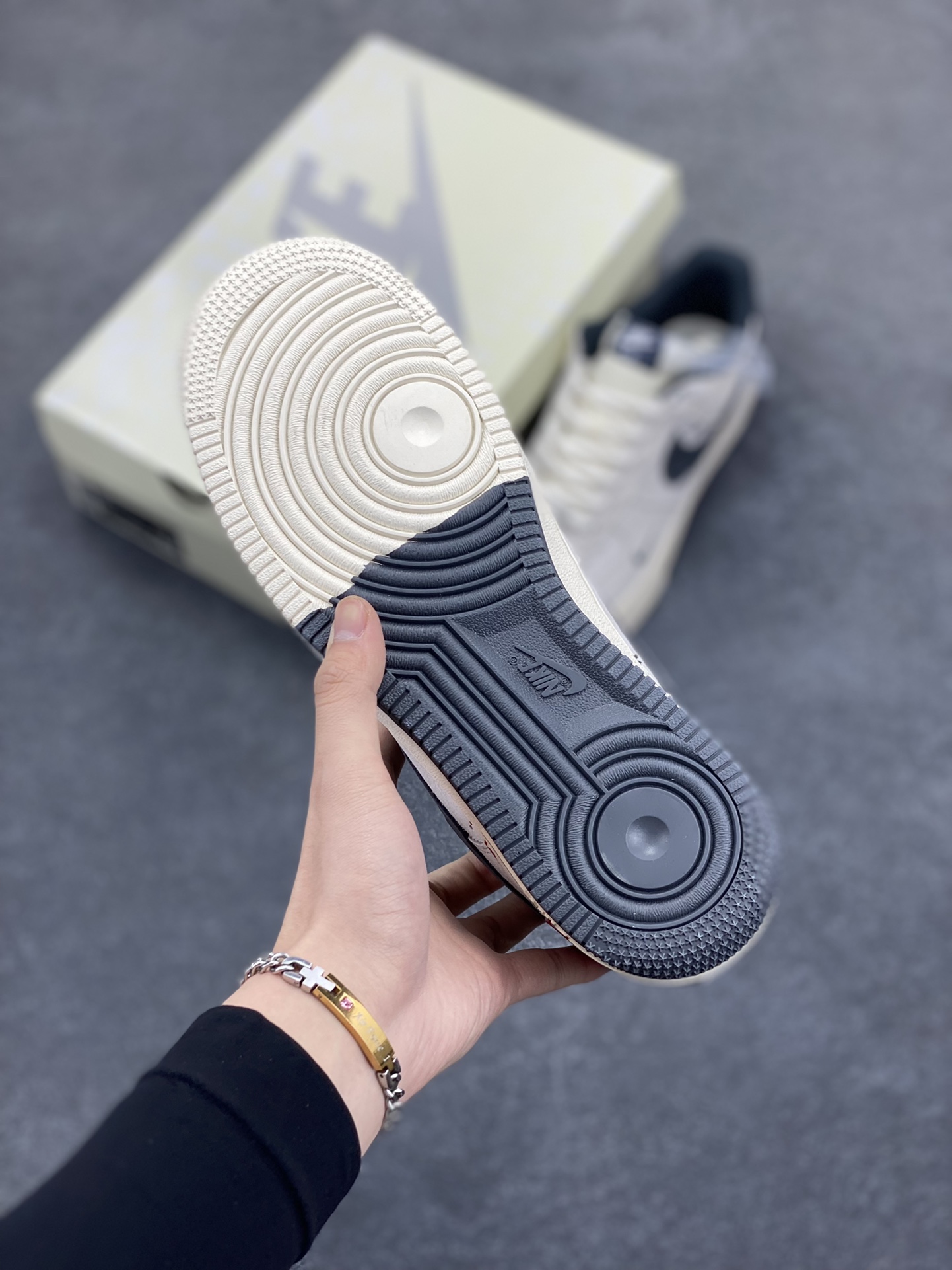 图片[5]-NIke Air Force 1 \’07 Low “冠军联名——双拼灰勾三小勾”空军一号 低帮 运动鞋 休闲鞋 折边针车 工艺难度大 原楦头原纸板 原装鞋盒 定制五金配件 内置全掌气垫 原厂鞋底 货号：SJ6698-022 尺码：36 36.5 37.5 38 38.5 39 40 40.5 41 42 42.5 43 44 44.5 45-选品中心