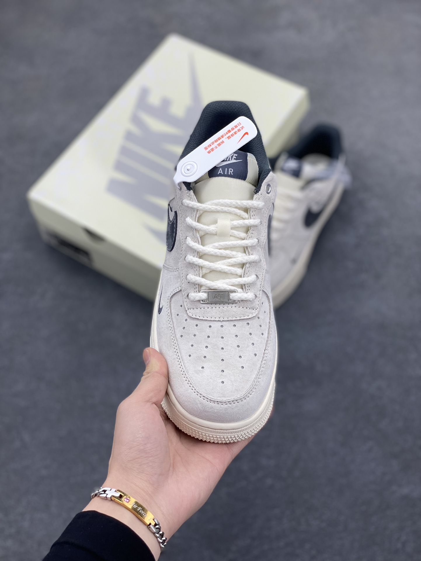 图片[2]-NIke Air Force 1 \’07 Low “冠军联名——双拼灰勾三小勾”空军一号 低帮 运动鞋 休闲鞋 折边针车 工艺难度大 原楦头原纸板 原装鞋盒 定制五金配件 内置全掌气垫 原厂鞋底 货号：SJ6698-022 尺码：36 36.5 37.5 38 38.5 39 40 40.5 41 42 42.5 43 44 44.5 45-选品中心