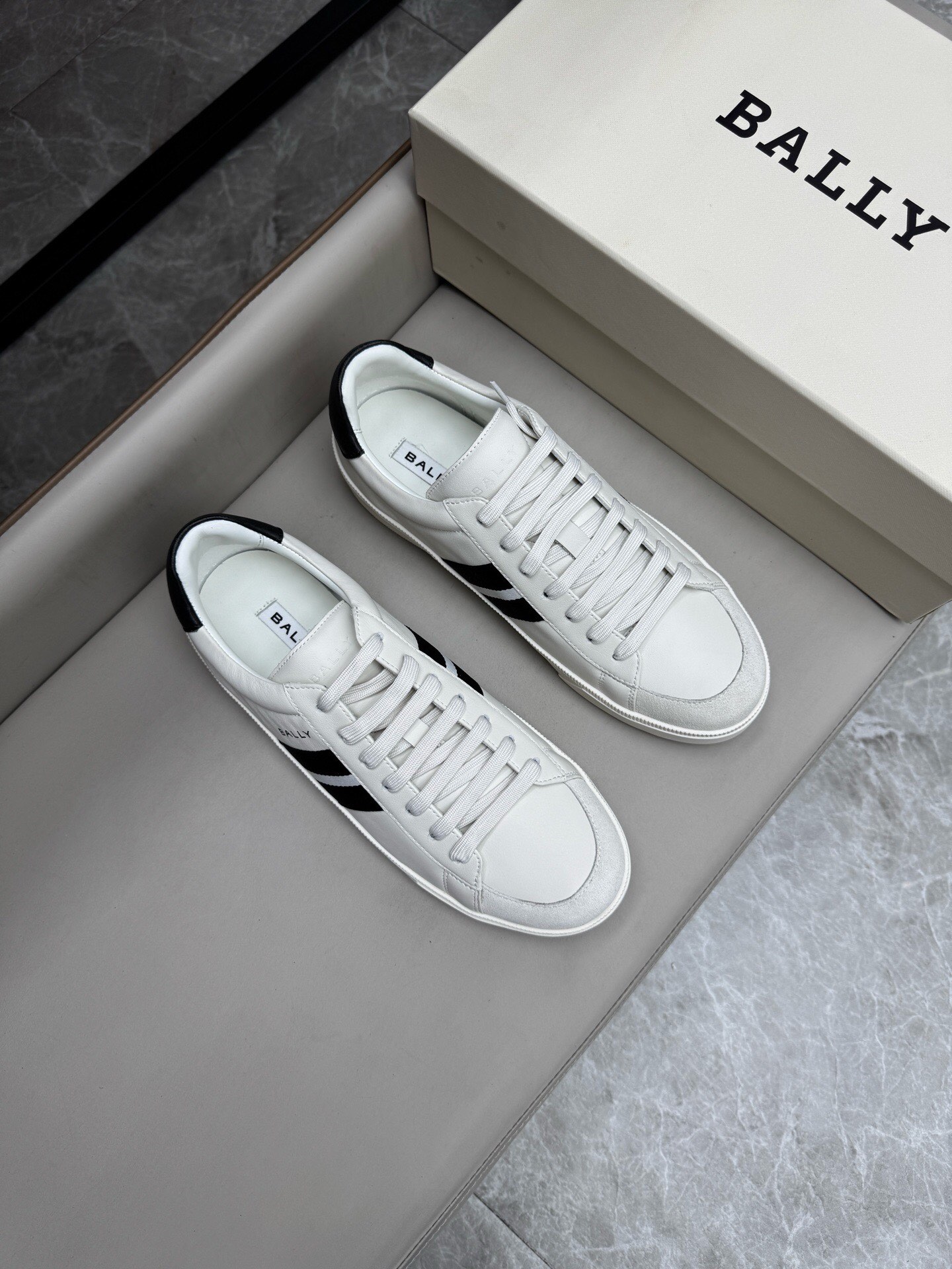 NO:221684,Brand B A L L Y original color matching code number 39-44 customized 38.45.46 Price Material Bali new style men's classic casual shoes simple atmospheric super high style selection with top layer cowhide with luxurious cowhide smooth lines light and comfortable original wear-resistant rubber outsole, Bali casual shoes, bally, cowhide19860909品牌B A L L Y 颜色原版配色 码数39-44定做38.45.46 价格 材质巴利新款男士 经典休闲鞋简约大气超高逼格选用头层牛皮搭配搭配奢华牛皮内里流畅线条轻便舒适原版耐磨橡胶大底,巴利 休闲鞋,bally,cowhide,Men's shoes