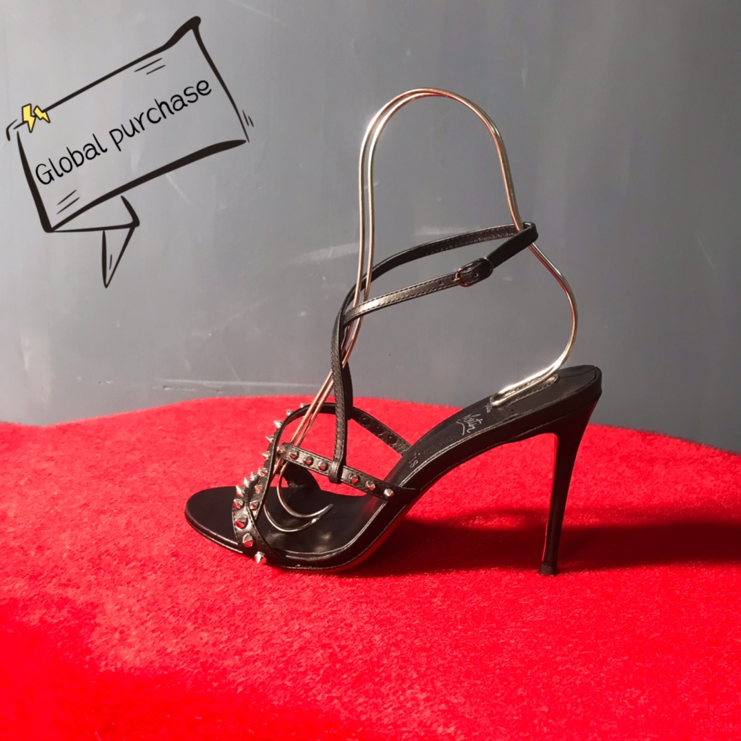 NO:100612,High-end customized spring and summer classic model H10Cm, size 34-42, leather large sole. 9050-067 black cowhide, silver large medium and small rivets, black copper feet, standard European size. Official website picture Reference: 9050-067 Color:black/bkack Material:cowhide Lining:red goat leather Heel height:10Cm Sole:leather sole Size:EUR 34-42 (US 4-11):,,christian louboutin,cowhide,Leather soles19860909高端订制春夏精典款 H10Cm,尺码34-42码,真皮大底.9050-067黑牛皮,银色大中小铆钉,黑的铜脚,标准欧码. 官网图 Reference:9050-067 Color:black/bkack Material:cowhide Lining:red goat leather Heel heigh:10Cm Sole:leather sole Size:EUR 34－42（US 4一11) :,,christian louboutin,cowhide,Leather soles,Women's Shoes