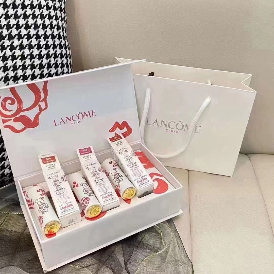 ¡65! No es un error, es un set de tres piezas de tamaño completo: set de barras de labios de Lancôme 'Violent Bear' de …