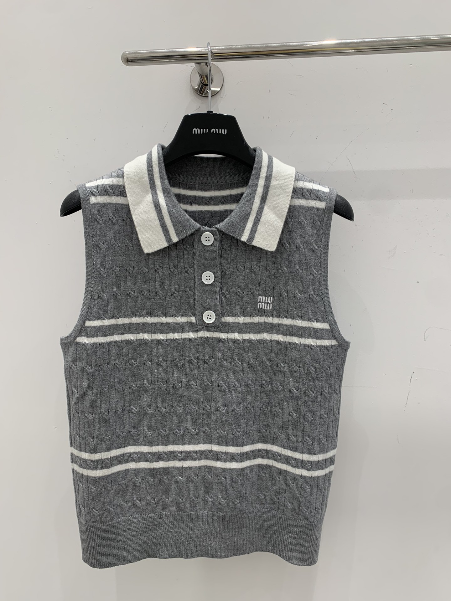 NO:325974,Miumi*25 spring and summer new knitted lapel vest lapel three-breasted design classic letter logo embroidery embroidery button rope craftsmanship high-end fashionable and versatile size sml, miumiu, alexander wang19860909Miumi*25春夏新款针织翻领背心 翻领三排扣设计 经典字母logo刺绣点缀 纽绳工艺 高级时髦百搭 尺码sml,,miumiu,alexander wang,Women's clothing