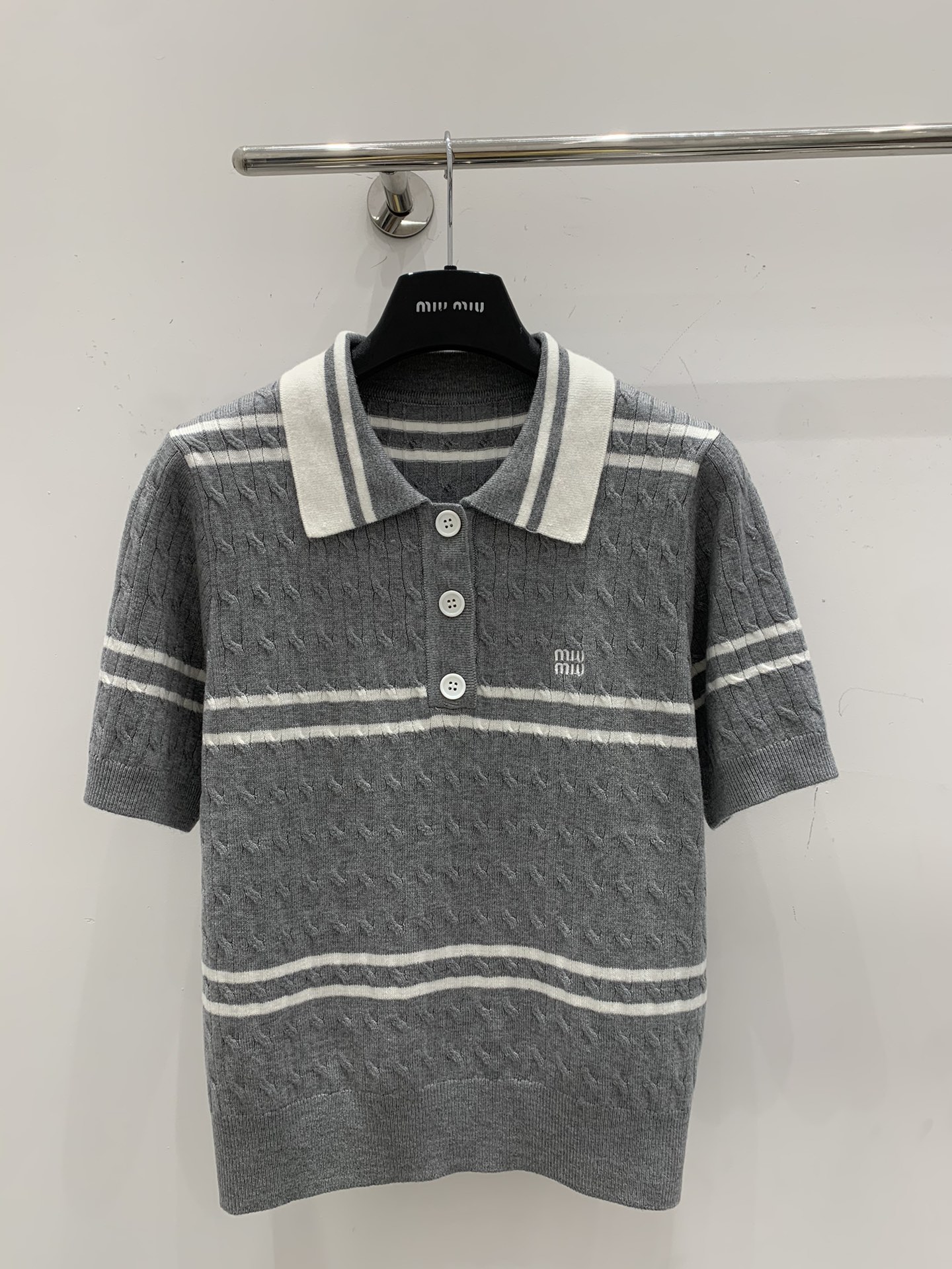 NO:325964,Miumi*25 spring and summer new knitted lapel short sleeves lapel three-breasted design, button rope craftsmanship, classic letter logo embroidery embellishment, fashionable and exquisite versatile size sml,,miumiu,T-shirt,alexander wang19860909Miumi*25春夏新款针织翻领短袖 翻领三排扣设计 纽绳工艺 经典字母logo刺绣点缀 时髦精致百搭 尺码sml,,miumiu,T-shirt,alexander wang,Women's clothing