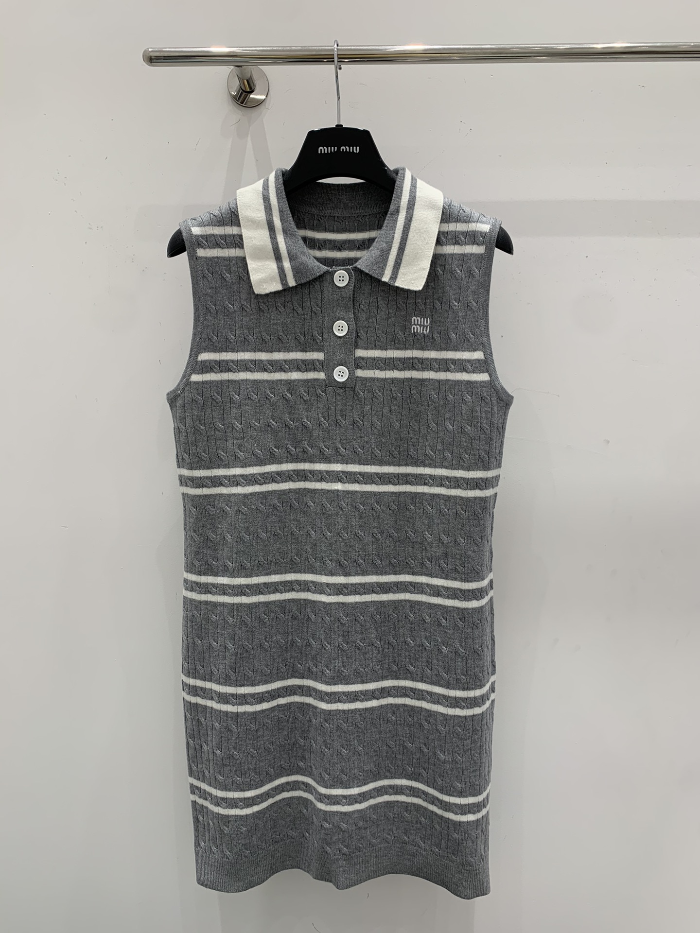 NO:325986,Miumi*25 spring and summer new knitted lapel vest skirt lapel three-breasted design striped contrasting color splicing design classic letter logo embroidery embellishment fashionable high-end and elegant size sml A,,miumiu, skirts,alexander wang19860909Miumi*25春夏新款针织翻领背心裙 翻领三排扣设计 条纹撞色拼接设计 经典字母logo刺绣点缀 时髦高级有气质 尺码sml A,,miumiu,skirts,alexander wang,Women's clothing