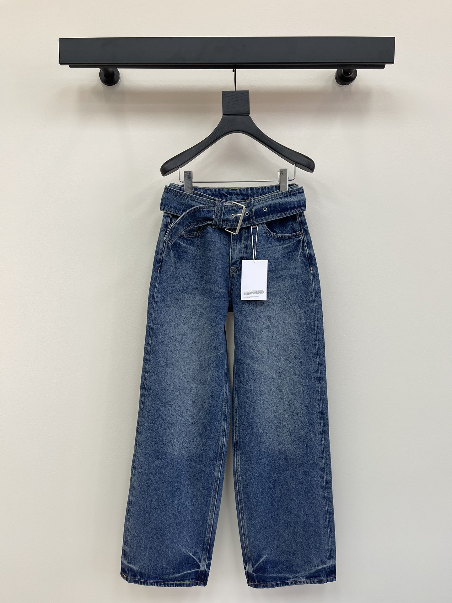 NO:325501,Acne Studio*25 Early Spring New Products The same style on the official website, belt design logo denim trousers, Sailo spinning fabric, fermented bleach spray multi-position PP, wash water and fix color and soft, full vertical feel, wide-leg, loose style, large belt design, paired with denim belt and silver buckle, it is simply denim pants. After purchasing YB1 to 1 development, blue jeans have always been the darling of the fashion industry, and this wide-leg pants bring the perfect figure proportion and infinite aura!  Wear it and you will instantly become the focus of street fashion!  Blue color Size SML AA, acne studios, jeans, alexander wang19860909Acne Studi*25早春新品 官网同款,腰带设计徽标牛仔长裤 ,赛络纺面料,酵磨漂喷多位PP,洗水固色加软,垂直感满分,阔腿,宽松版型,大腰带设计,搭配牛仔腰带和银色搭扣,简直是牛仔神裤,购入YB1比1开发,蓝色的牛仔裤一直是时尚界的宠儿,而这款阔腿裤更是带来了完媄的身材比例和无限的气场！穿上它,你将瞬间成为街头时尚的焦点！ 颜色中蓝色 尺码SML AA,,acne studios,jeans,alexander wang,Women's clothing