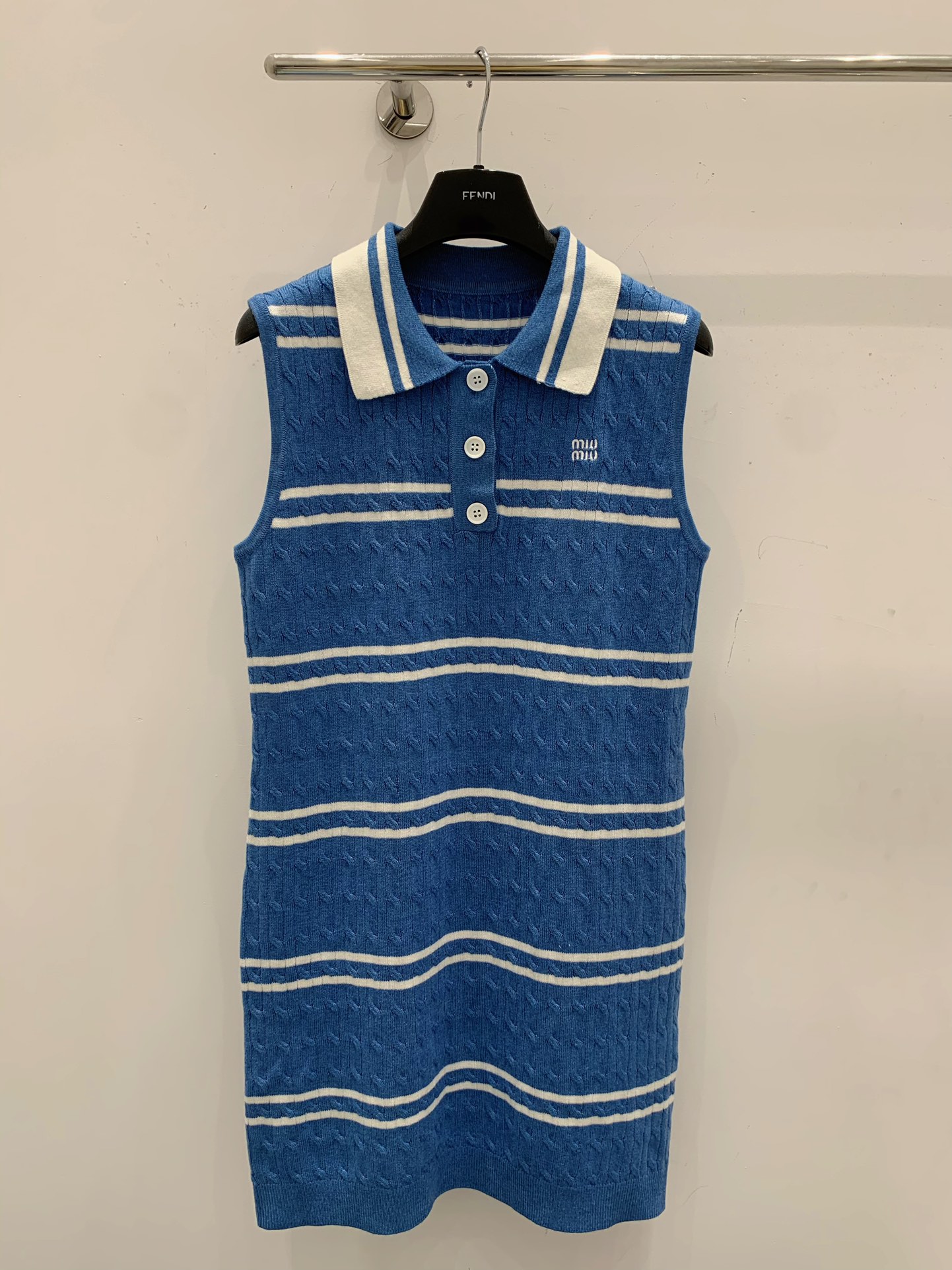 NO:325992,Miumi*25 spring and summer new knitted lapel vest skirt lapel three-breasted design striped contrasting color splicing design classic letter logo embroidery embellishment fashionable high-end and elegant sizes, miumiu, skirts, alexander wang19860909Miumi*25春夏新款针织翻领背心裙 翻领三排扣设计 条纹撞色拼接设计 经典字母logo刺绣点缀 时髦高级有气质 尺码s,,miumiu,skirts,alexander wang,Women's clothing