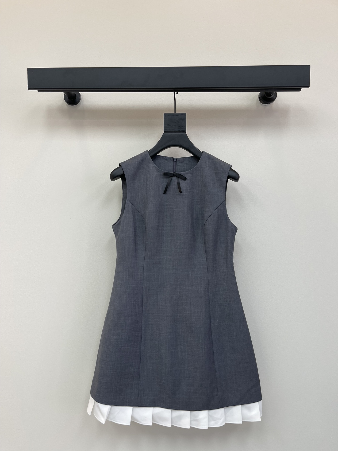 NO:325991,Shushutong25 new hem contrasting pleated with sleeveless dress. Super high-end and beautiful color matching. Basic style that is not picky. The upper body has no sense of restraint. The neckline is a round neck design. It can enhance the neckline and make the face look small. The neckline ribbon bow decoration is exquisite and eye-catching. yb customized fabric. Excellent texture. The upper body is age-reducing. SML, skirts, alexander wang.19860909Shushutong25新款下摆撞色百褶搭配无袖连衣裙 超高级又好看的配色 基础不挑人的版型 上身毫无束缚感 领口的位置是圆领设计 提升颈部线条又可以显脸小 领口丝带蝴蝶结装饰 精致又吸睛 yb定制的面料 质感超赞 上身减龄大气 SML,,skirts,alexander wang,Women's clothing