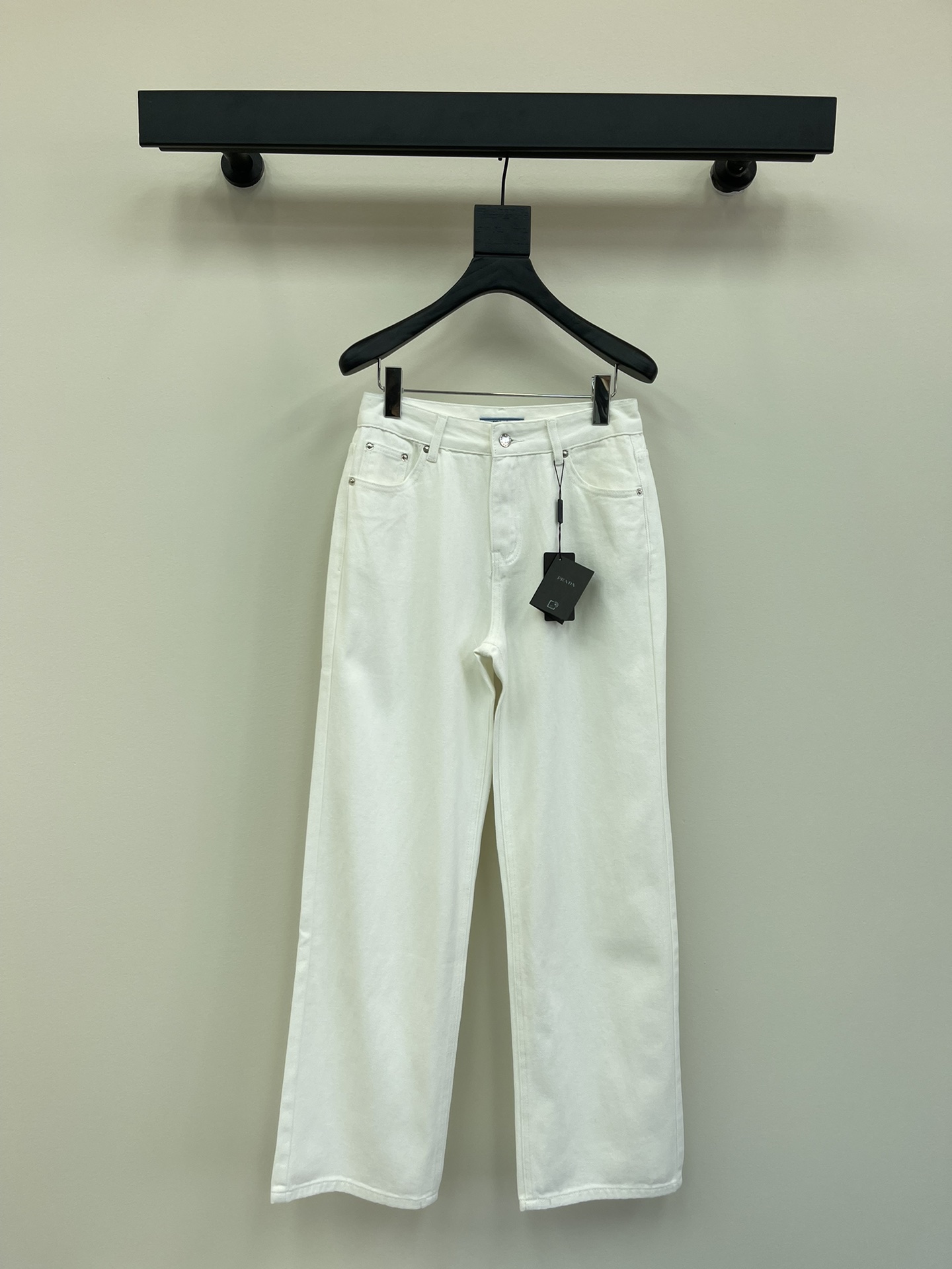 NO:325507,Prad* classic triangle jeans, straight-fitting style matching is classic and durable. Blue, black, white, complete three colors, iconic triangle jeans on the back bag, blue wash water color is super beautiful, the fabric is super comfortable and soft, and it looks good no matter how you wear it casually. The style covers the flesh and stretches the legs. The right hot girl with the upper body is so cool and cool!  Color blue, black, white Size SML, prada,alexander wang19860909Prad*经典三角标牛仔长裤,直筒版型搭配经典耐看 蓝色 黑色 白色三色齐全,后背袋标志性三角标,蓝色洗水颜色超漂亮,面料超级舒服柔软,上身随意搭配怎么穿都好看. 版型遮肉拉长腿型.上身jue对的辣妹 设计简直不要太酷太飒！ 颜色蓝色、黑色、白色 尺码SML,,prada,alexander wang,Women's clothing