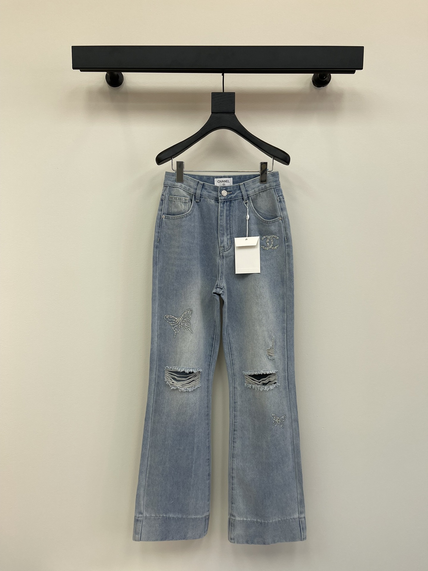 NO:325503,Chane*25 new small-flat style hot diamond ripped micro-flare jeans, hot diamond double C logo simple but not low-key pants butterfly hot diamond embellishment, front line stitching three-dimensional design, slightly elastic and loose style is especially suitable for pear-shaped figure, showing first-class legs, customized exclusive hardware and leather accessories, hot promotion Color: light blue Size SML AA, chanel, jeans, alexander wang19860909Chane*25新款小香风烫钻破洞微喇叭牛仔裤,烫钻双C logo简约而不低调裤筒蝴蝶烫钻点缀,前幅走线缝边立体感设计,微微弹力宽松的版型特适合梨形身材,显腿长一流,定制专属五金皮牌配饰,爆款热推 颜色: 浅蓝 尺码SML AA,,chanel,jeans,alexander wang,Women's clothing