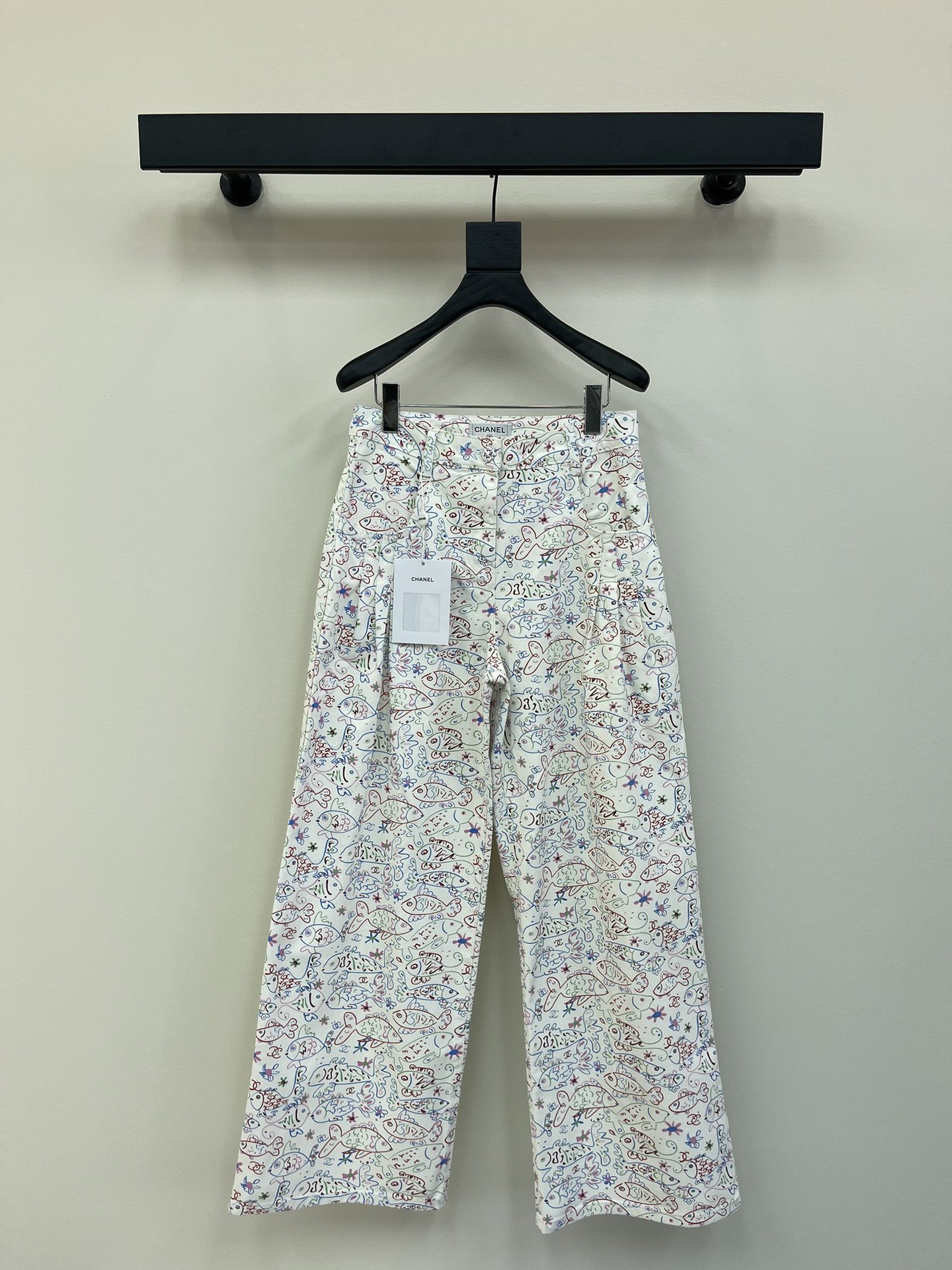 NO:325509,220Chane* small fragrance new style Xiaoyu printed straight-chip jeans are made of pure cotton fabric, the upper body is comfortable and versatile, and the simple one will not look monotonous and boring. It can be paired with short sleeves and suspenders. The upper body is huge and slim and makes the legs look longer. The design feels full, and there is no element that girls can refuse. It is super eye-catching when paired with any item! Number of 36-38-40, chanel, jeans, T-shirt, alexander wang19860909220Chane*小香新款 小鱼印花直筒牛仔裤 采用纯棉面料,上身舒适百搭,简单的也不会显得单调乏味,上面搭配短袖、吊带都可以,上身巨显瘦,显腿长.设计感拉满,没有女生可以拒绝的元素,搭配任何单品都超级抢眼! 码数36-38-40,,chanel,jeans,T-shirt,alexander wang,Women's clothing