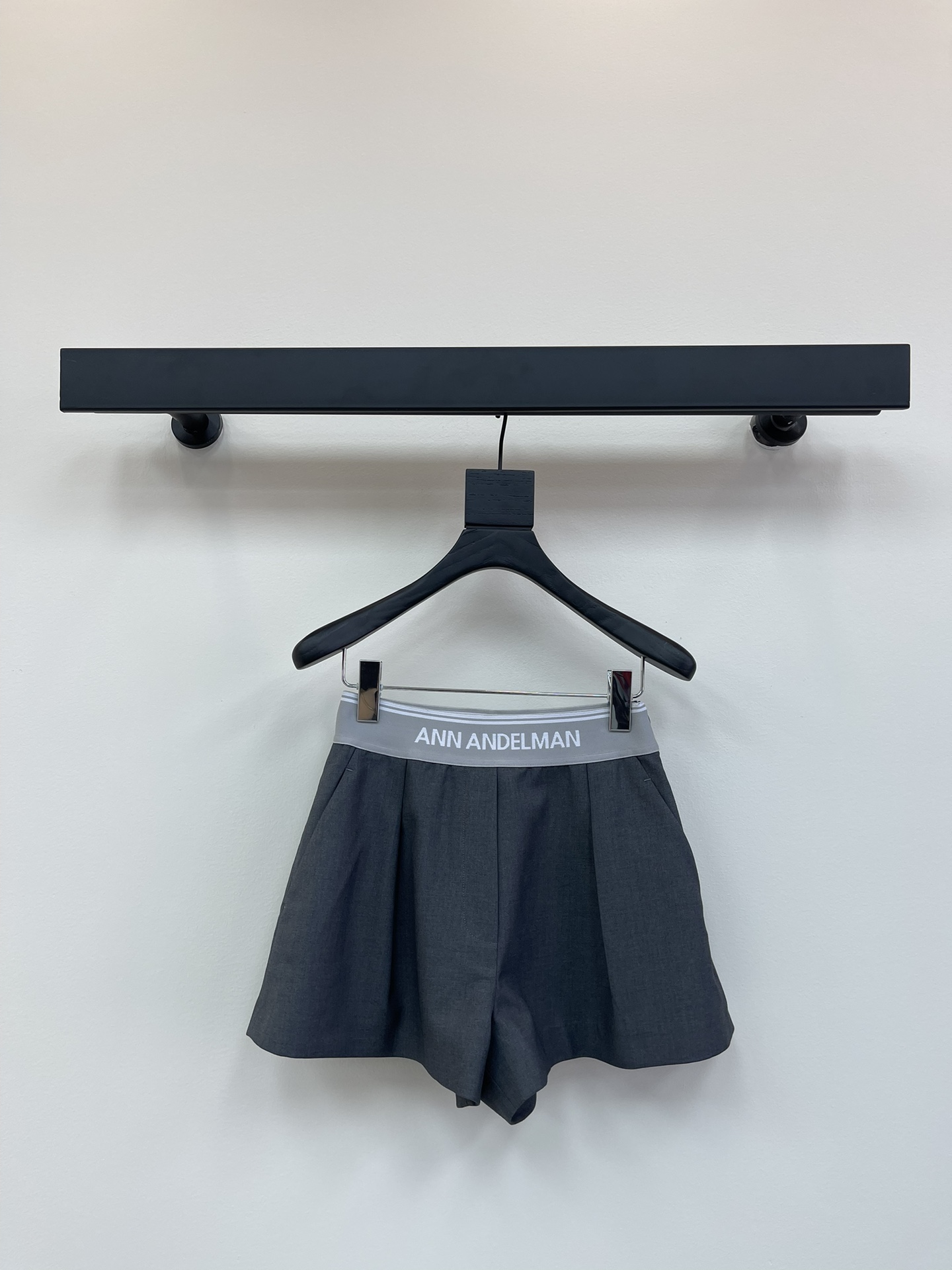 NO:325995,Ann*25 new webbing waist shorts. Custom imported fabrics are quite broad and have excellent texture. Clever and handsome high-end shorts. Low-key and luxurious color matching. Excellent design. Highly recommended to keep versatile items. Sweet and salty three-dimensional style retro and elegant. Textured pants are all unique. A magical versatile and fashionable SM, shorts, alexander wang19860909Ann*25新款织带腰头短裤 定制进口面料挺阔质感超赞 潇洒帅气的高级小短裤 配色低调奢华设计感超赞 强烈推荐自留百搭单品 可甜可盐立体版型复古优雅 质感裤型都是一绝 百搭时尚的神器 SM,,shorts,alexander wang,Women's clothing